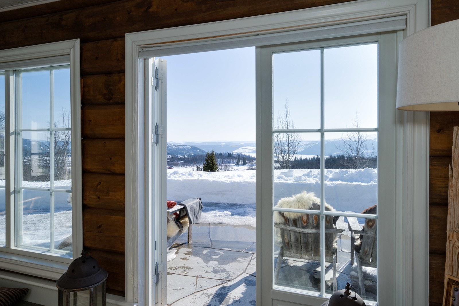 Fra loungen er det tofløyet dør ut til en stor, skiferlagt terrasse med fantastisk utsikt og svært gode solforhold. Galleribilde