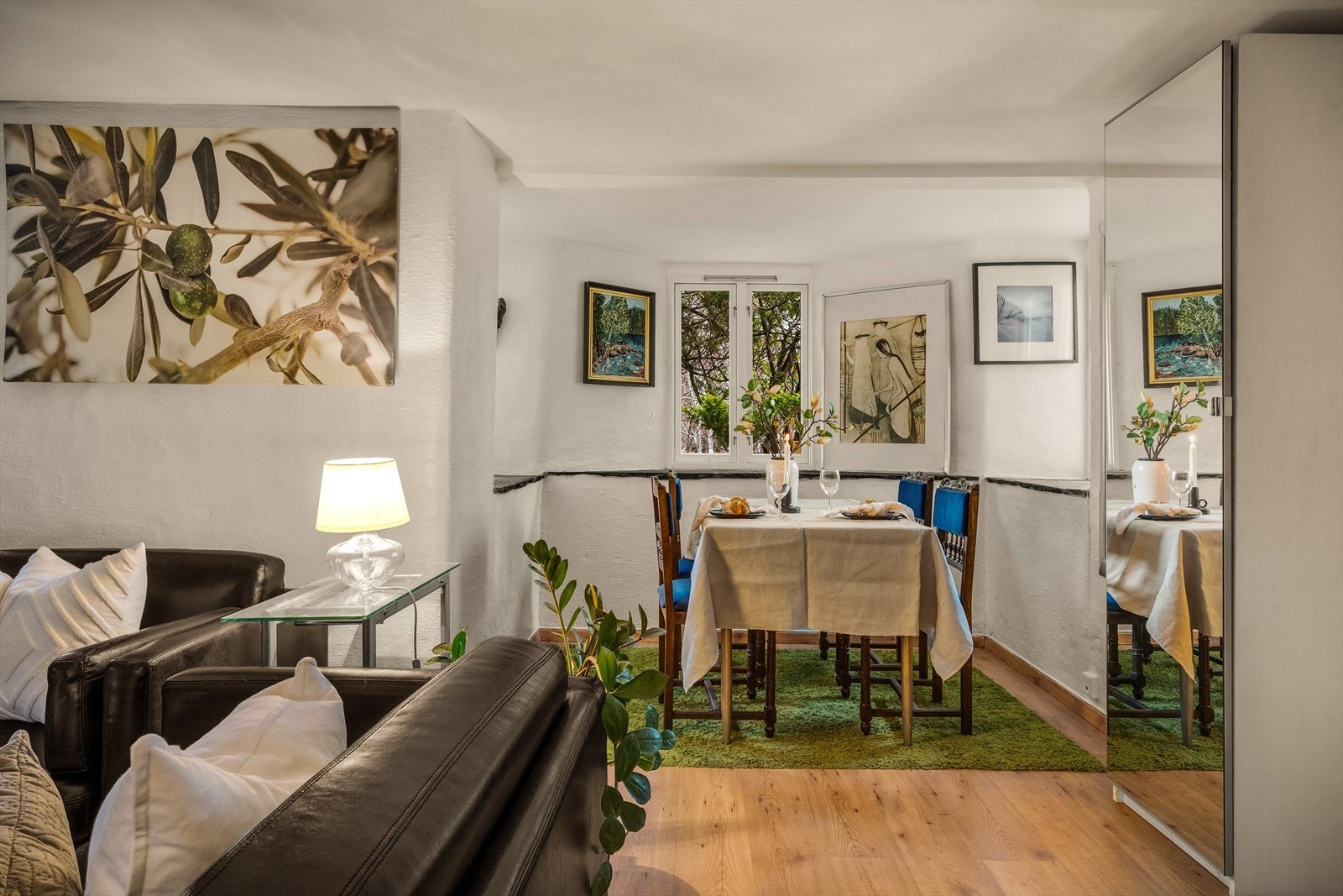 - Her har du god plass til både sofagruppe med tilhørende medialøsning og spisebord - Galleribilde