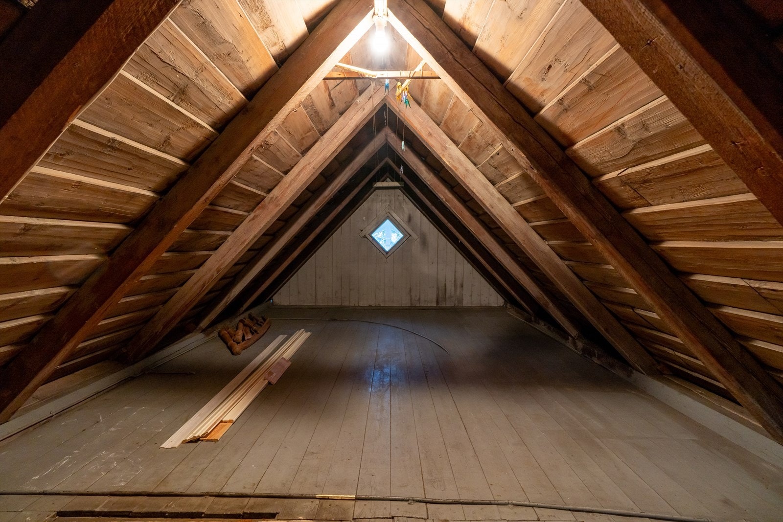 - Boligen har gode oppbevaringsmuligheter på loftet - Galleribilde