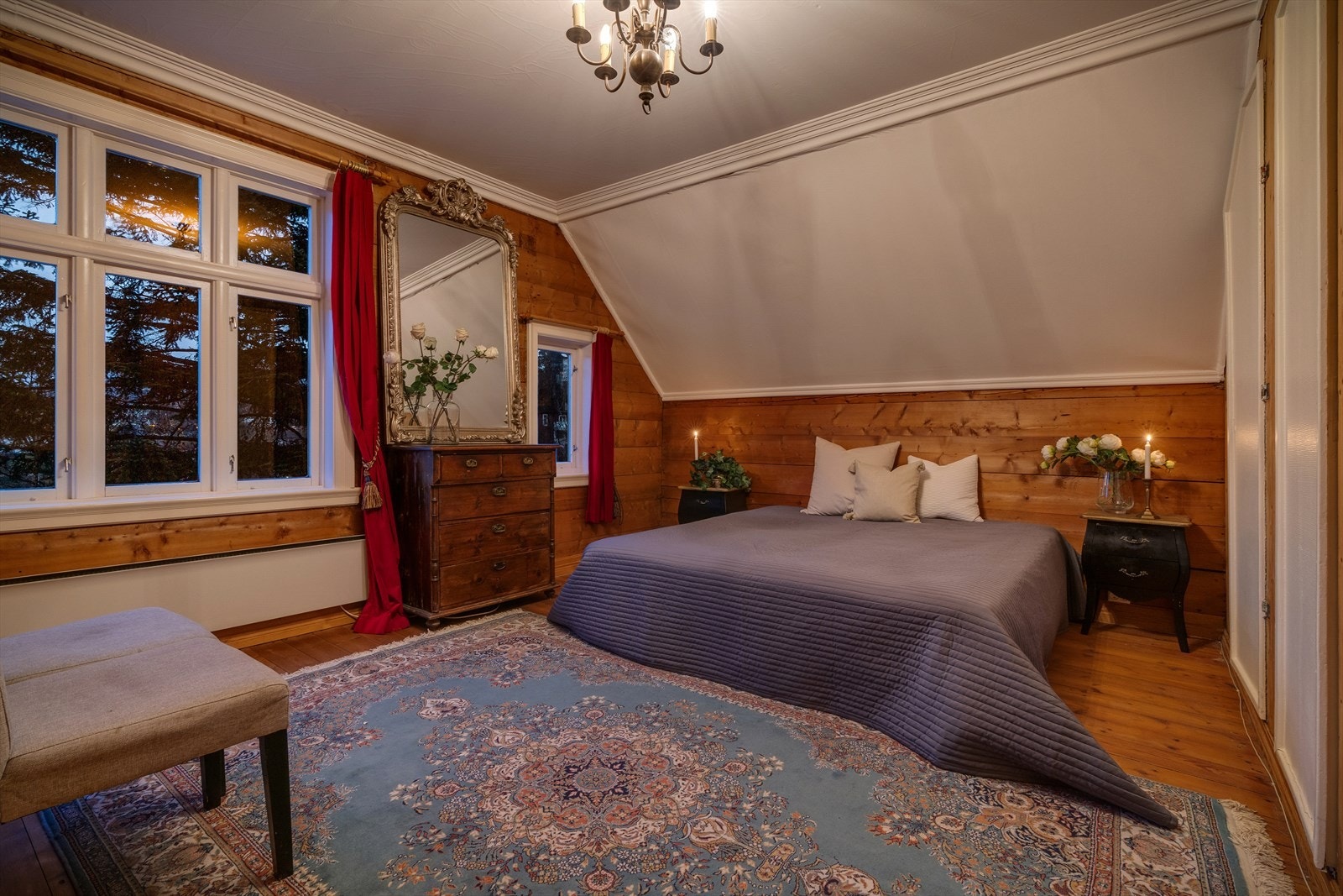 - Videre beveger vi oss opp i 2.etasje hvor vi finner 3 av boligens soverom - Galleribilde