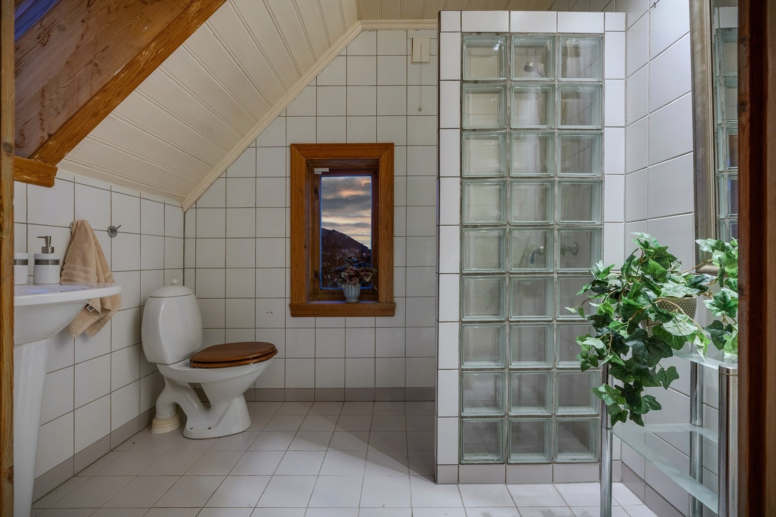 - Lyst og helfliset bad på 4,7 m² - Galleribilde