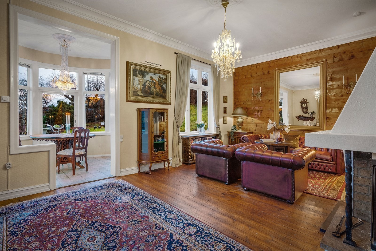 - Stuen fremstår som lys og luftig med flere store vinduer som åpner rommet og sørger for godt med lysinnslipp - Galleribilde