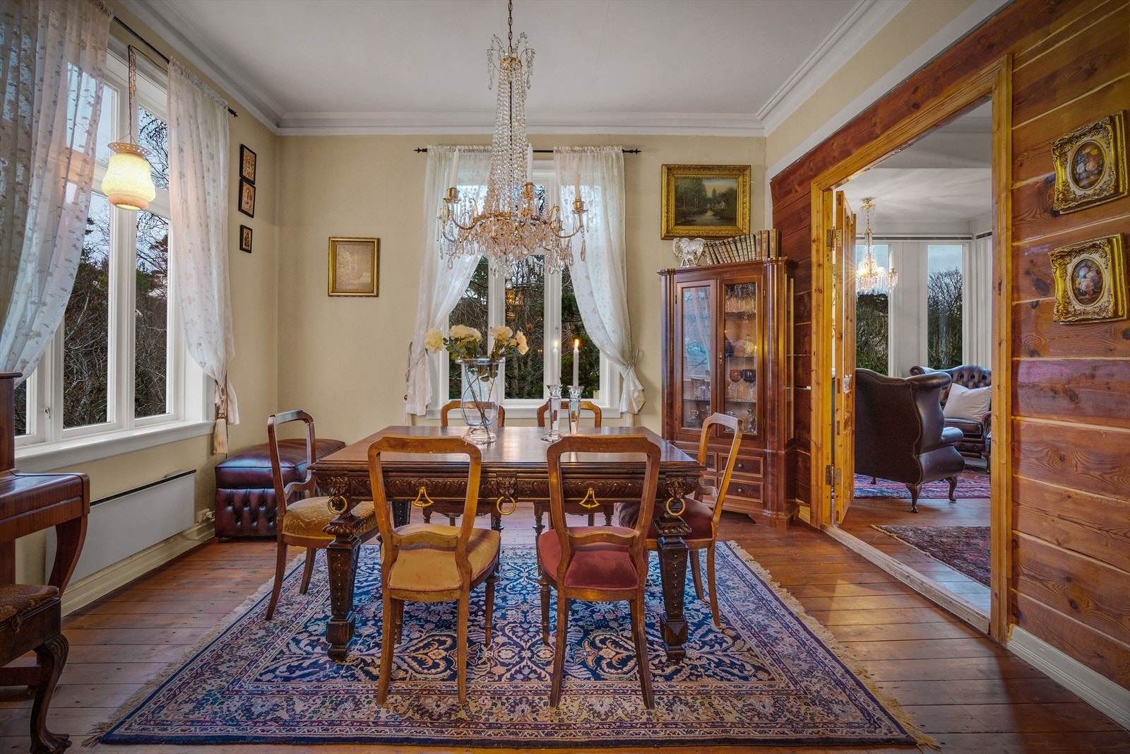 - I spisestuen er det plass til langbord hvor man kan invitere familien på søndagsmiddag - Galleribilde