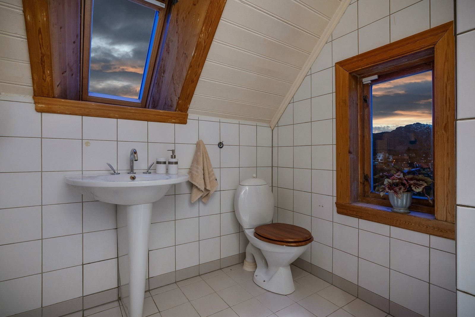 - Badet er innredet med dusj, servant og gulvmontert toalett - Galleribilde