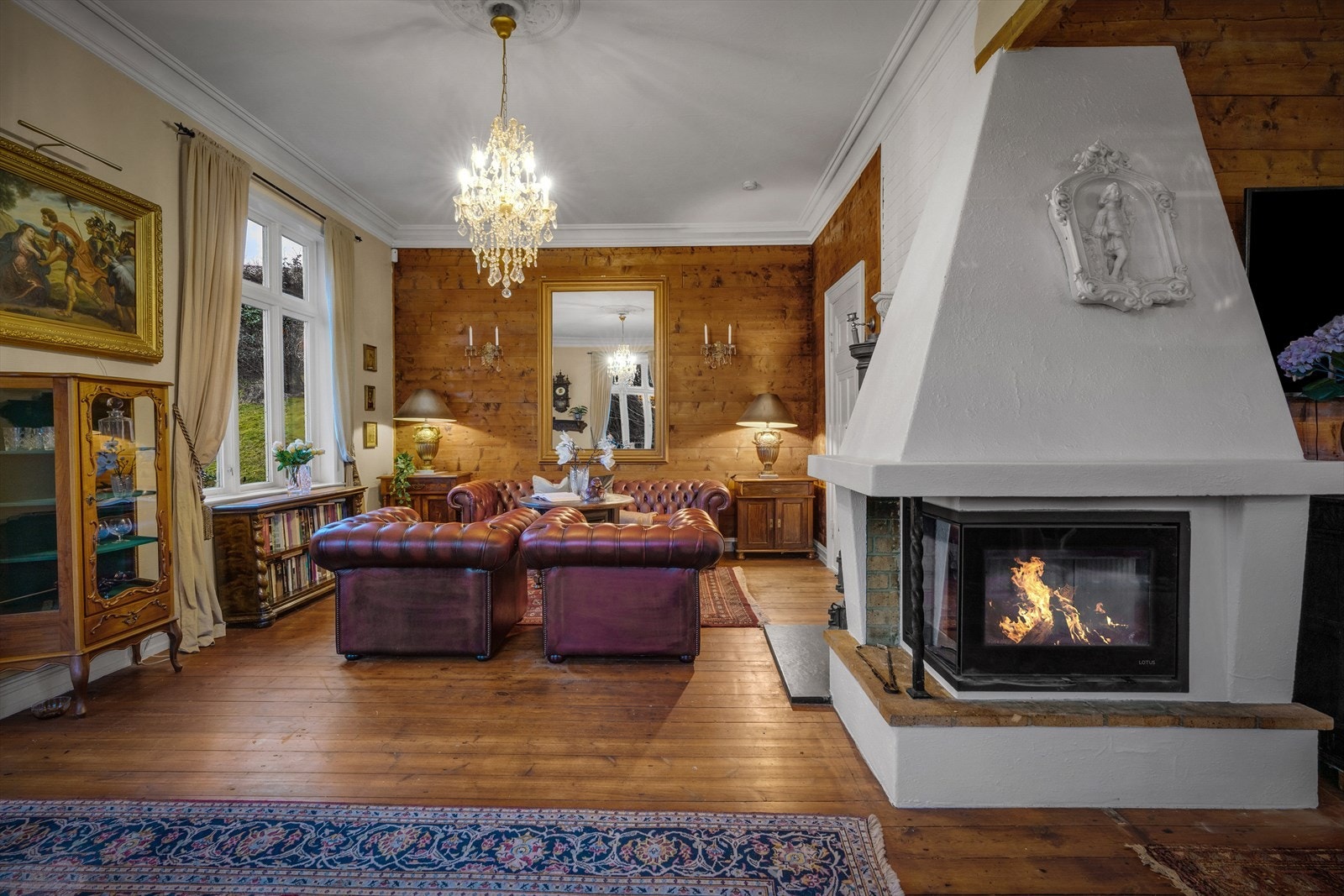 - Svært praktfull og stor stue, legg merke til den gode takhøyden - Galleribilde