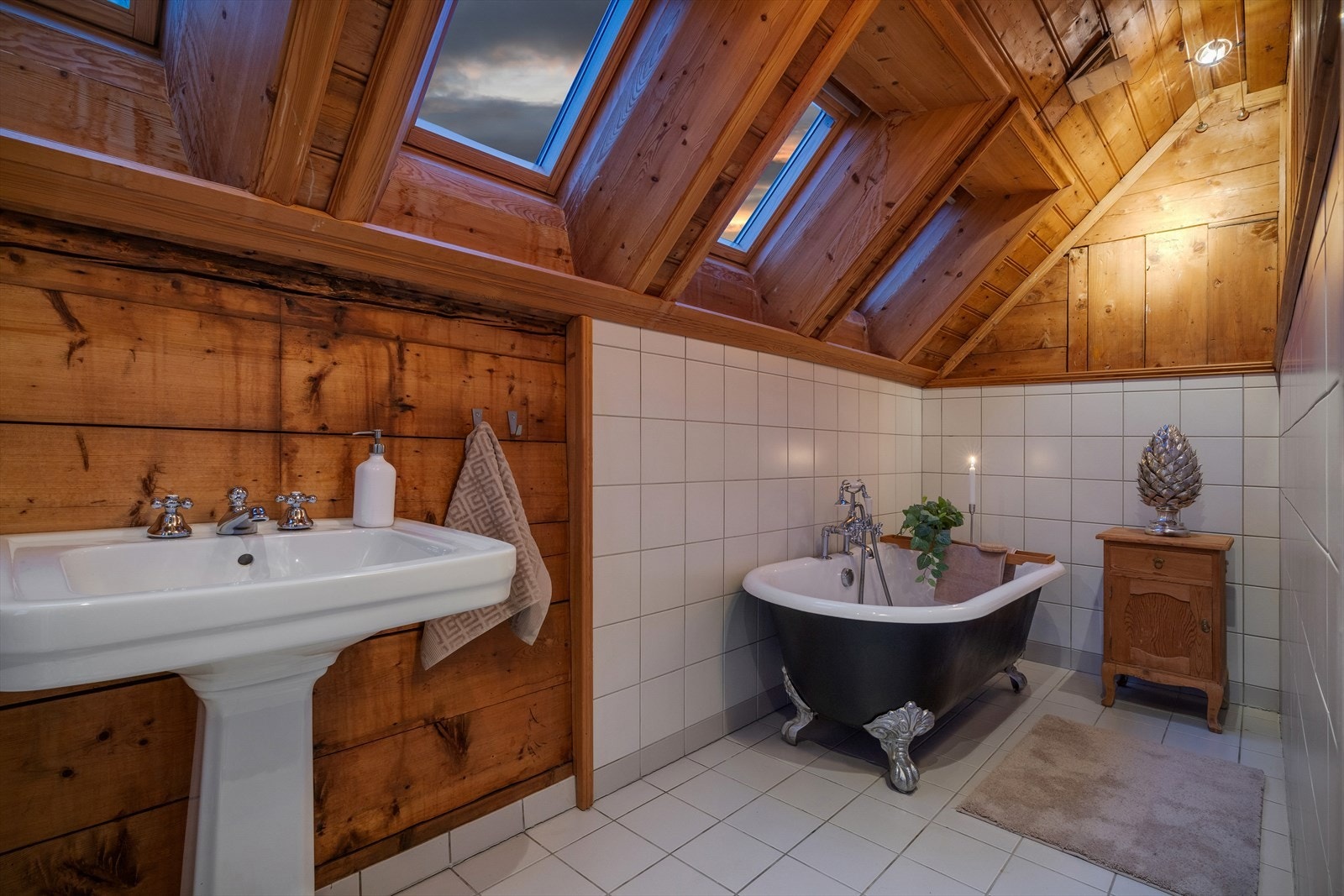 - I tilknytning til soverommet finner du det første badet - Galleribilde