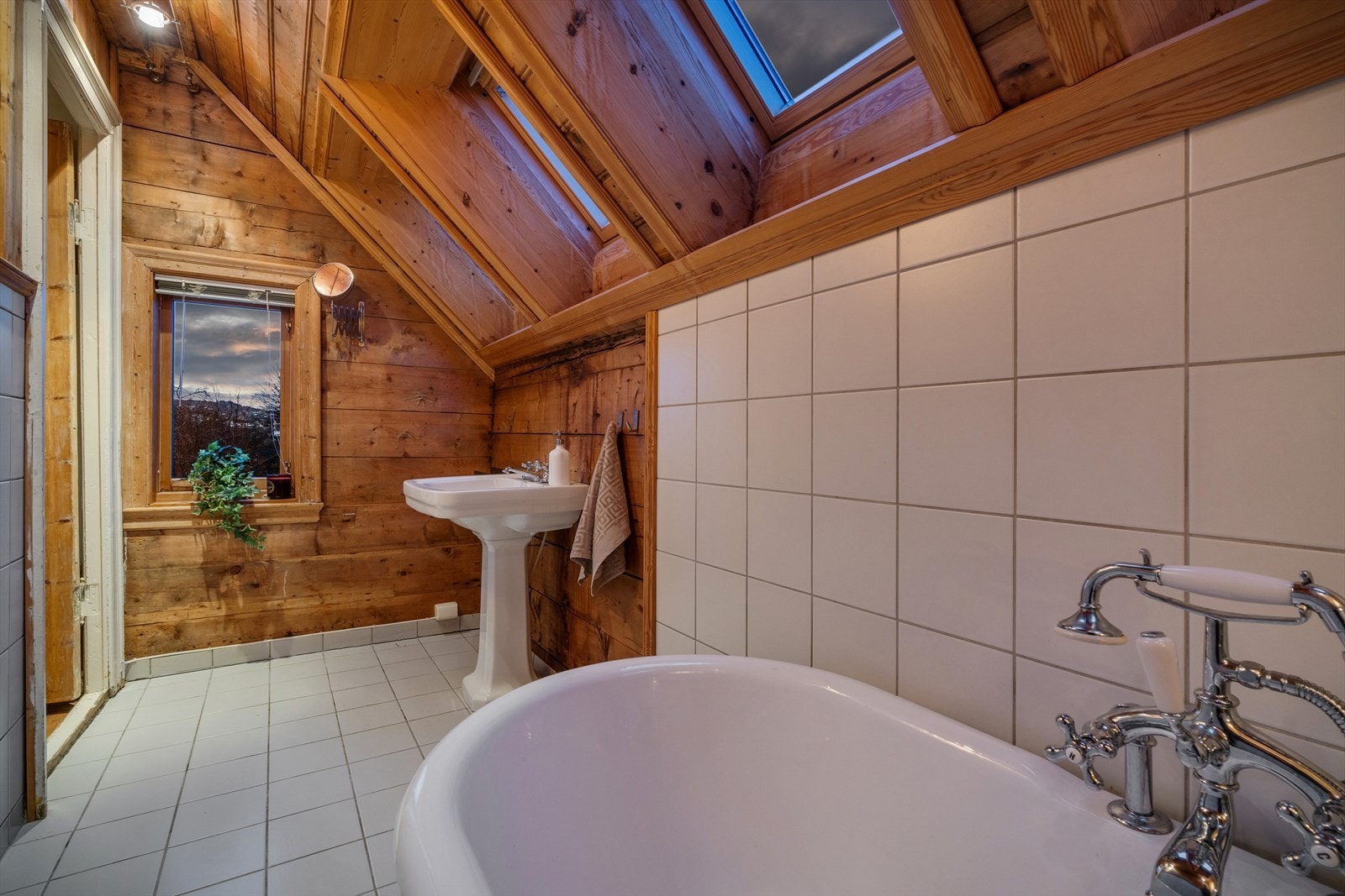 - Badet måler 5,6 m² - Galleribilde