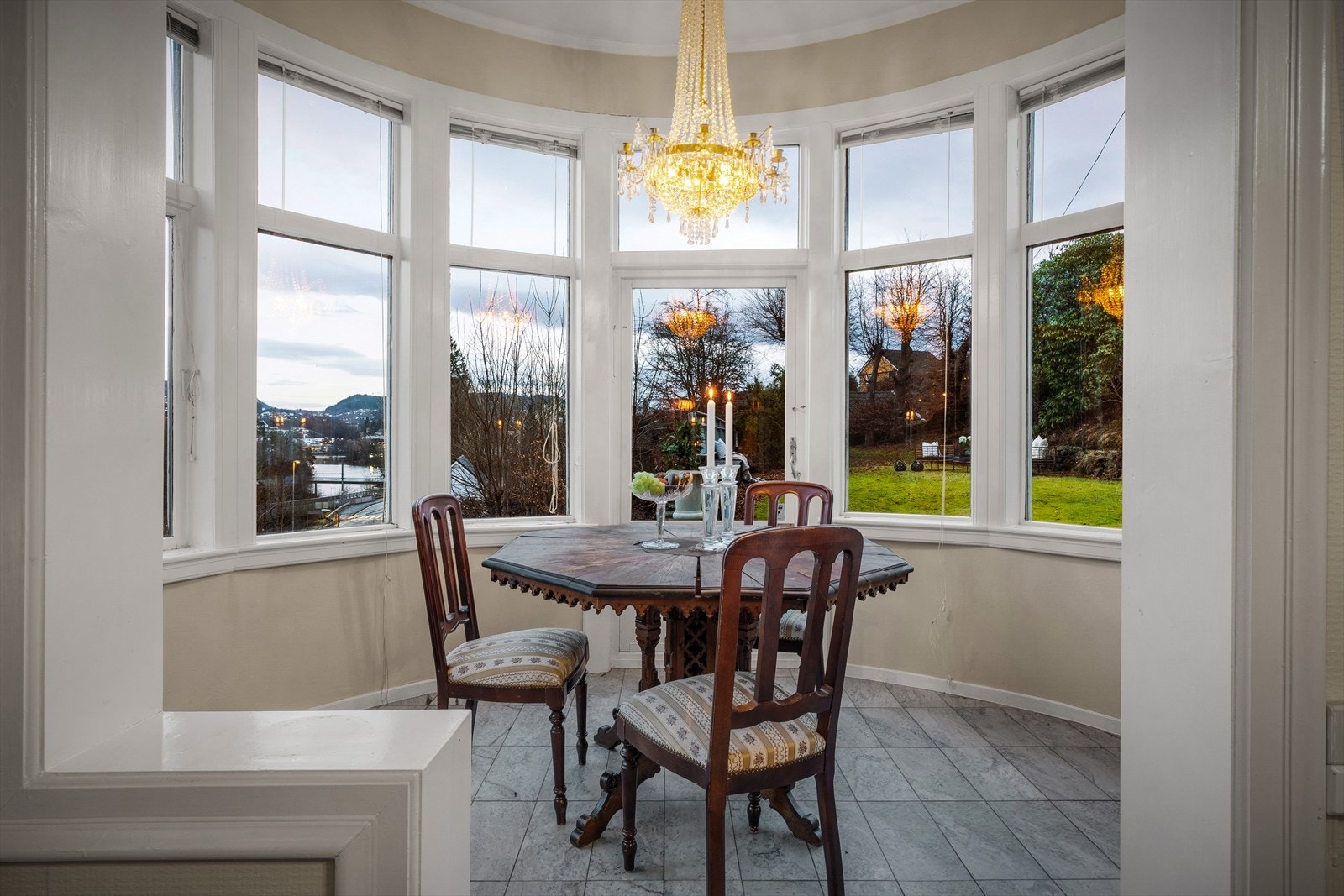 - Her kan du nyte en god middag og flott utsikt - Galleribilde