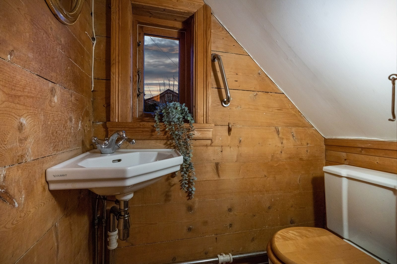 - Rommet er innredet med toalett og servant - Galleribilde