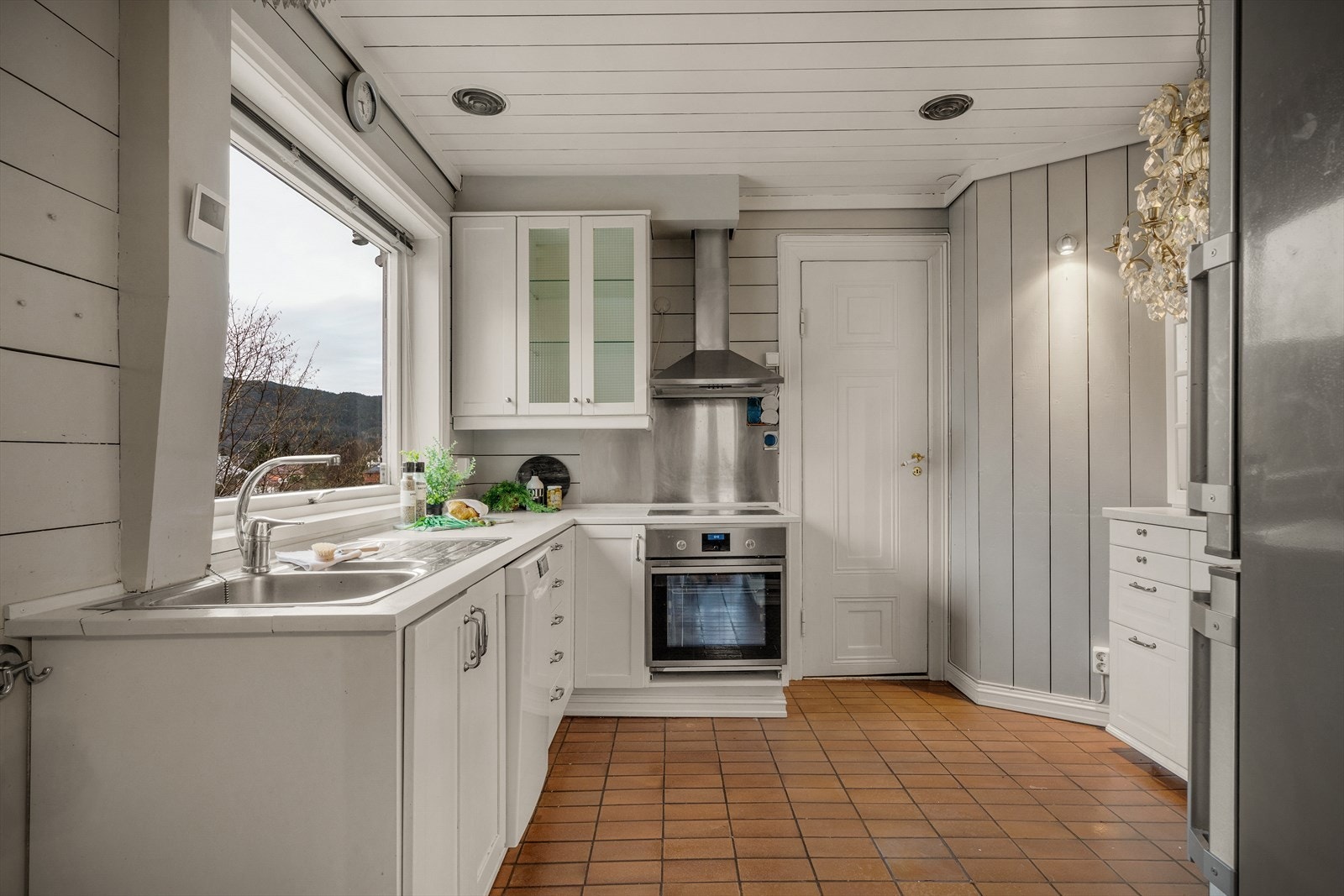 - Kjøkkenet er godt utstyrt med integrert stekeovn og induksjonsplatetopp - Galleribilde