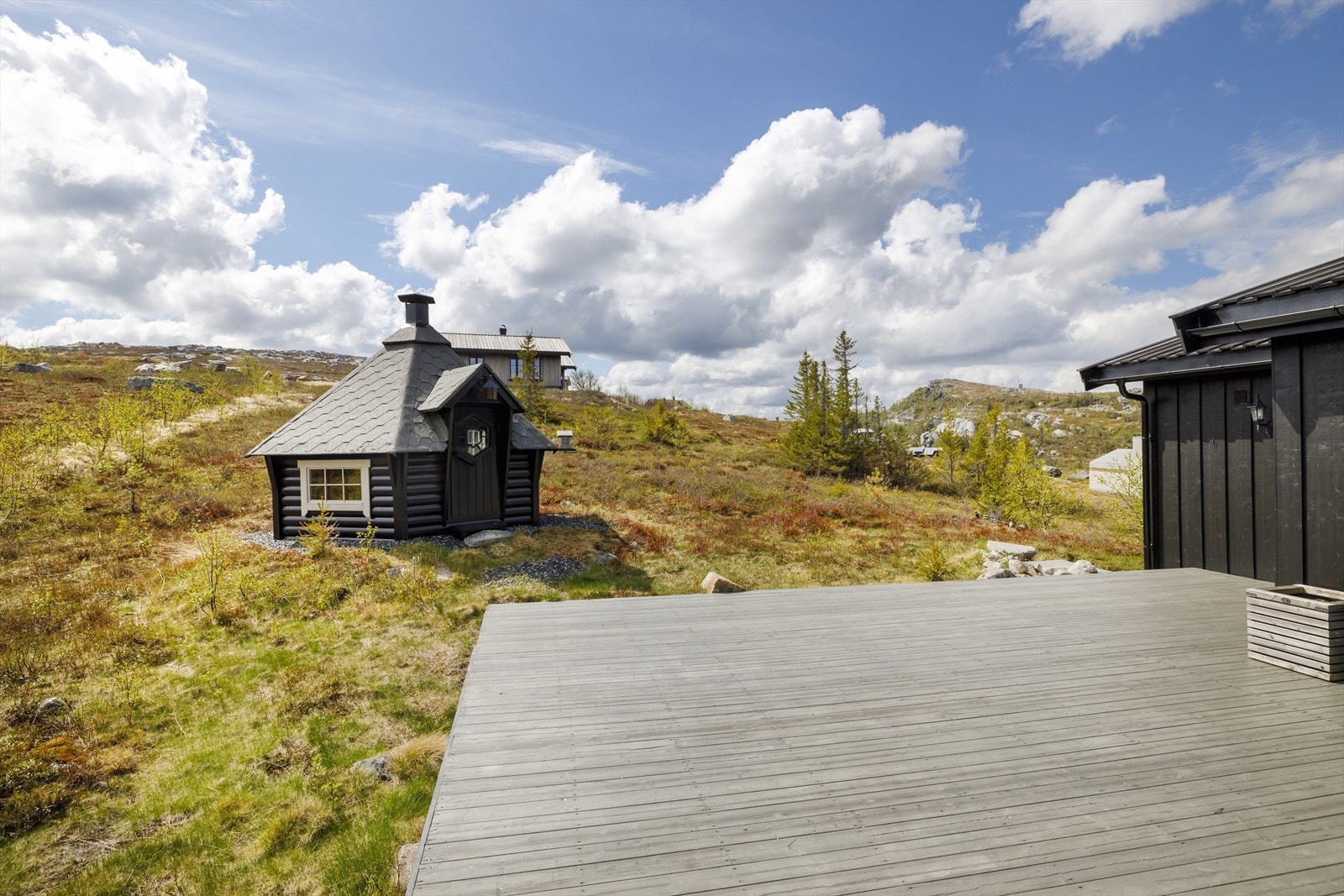 I tillegg til hytta er det frittstående grillhytte for kos og hygge. Galleribilde