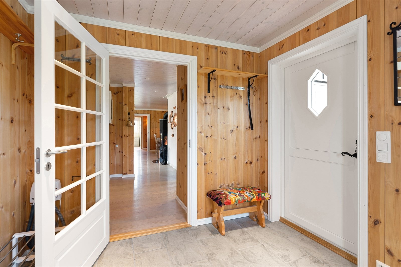 Stor og romslig gang med plass for skap og oppbevaring. Galleribilde