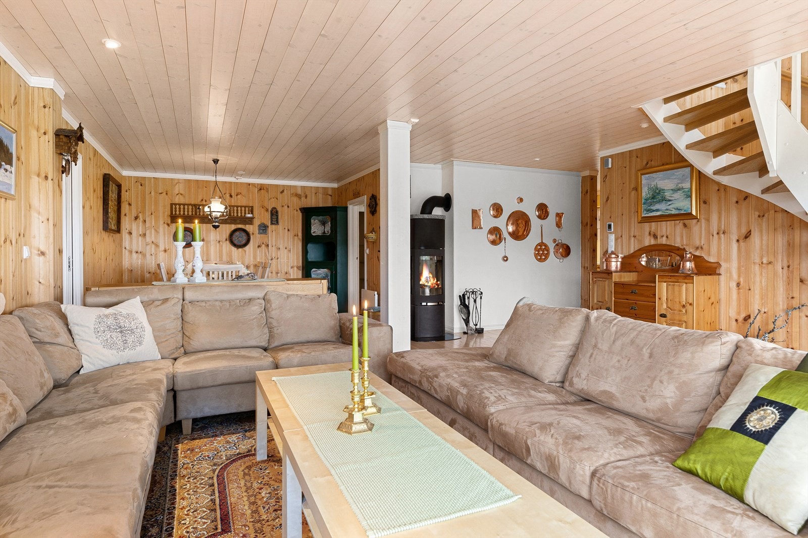 Fra stue er det trapp opp til stue nr 2 med også flott utsikt til området. Galleribilde