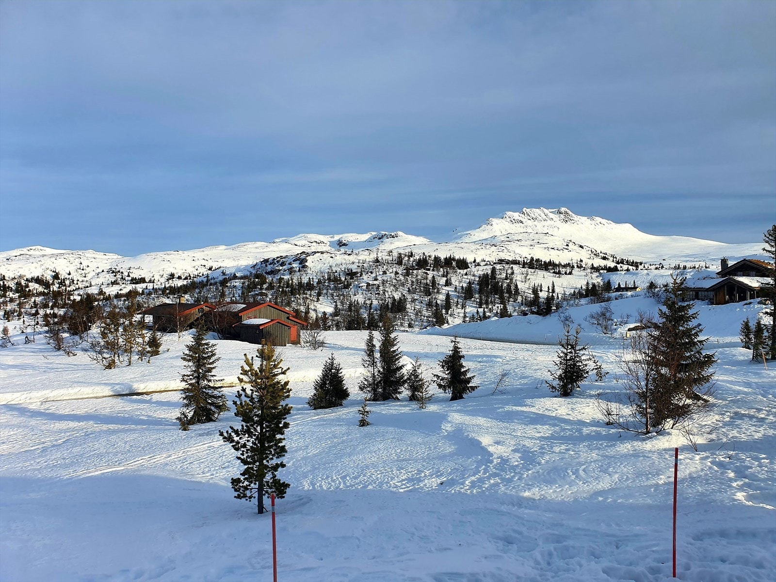 Istjenn er det perfekte utgangspunkt for fjellturer sommer som vinter med direkte utgang til snaufjellterreng. Galleribilde