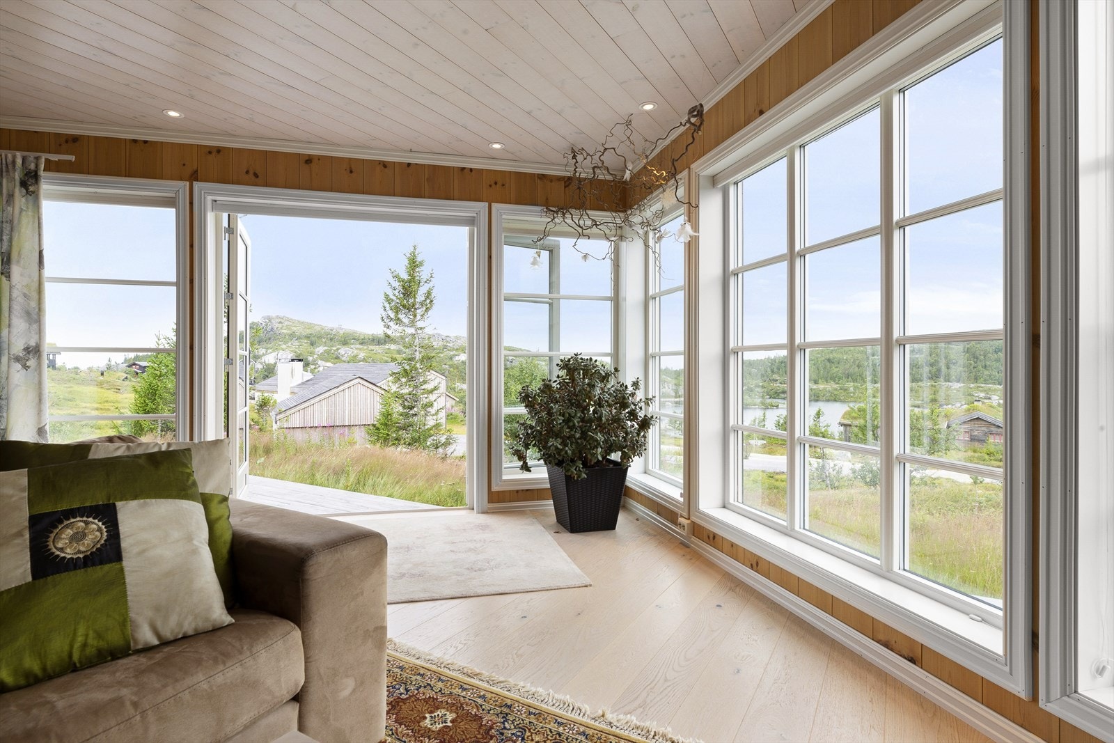 Fra stua er det flott utsikt til Istjenn og fjellområdene rundt. Galleribilde