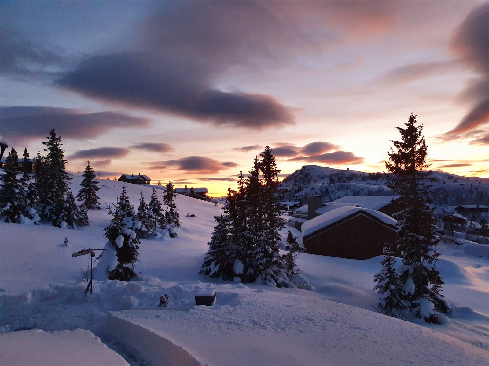 Hytta ligger fantastisk til i ca. 970 m.o.h med flott utsikt til fjellområdet og Istjenn - lang solgang fra morgen til kveld. Galleribilde