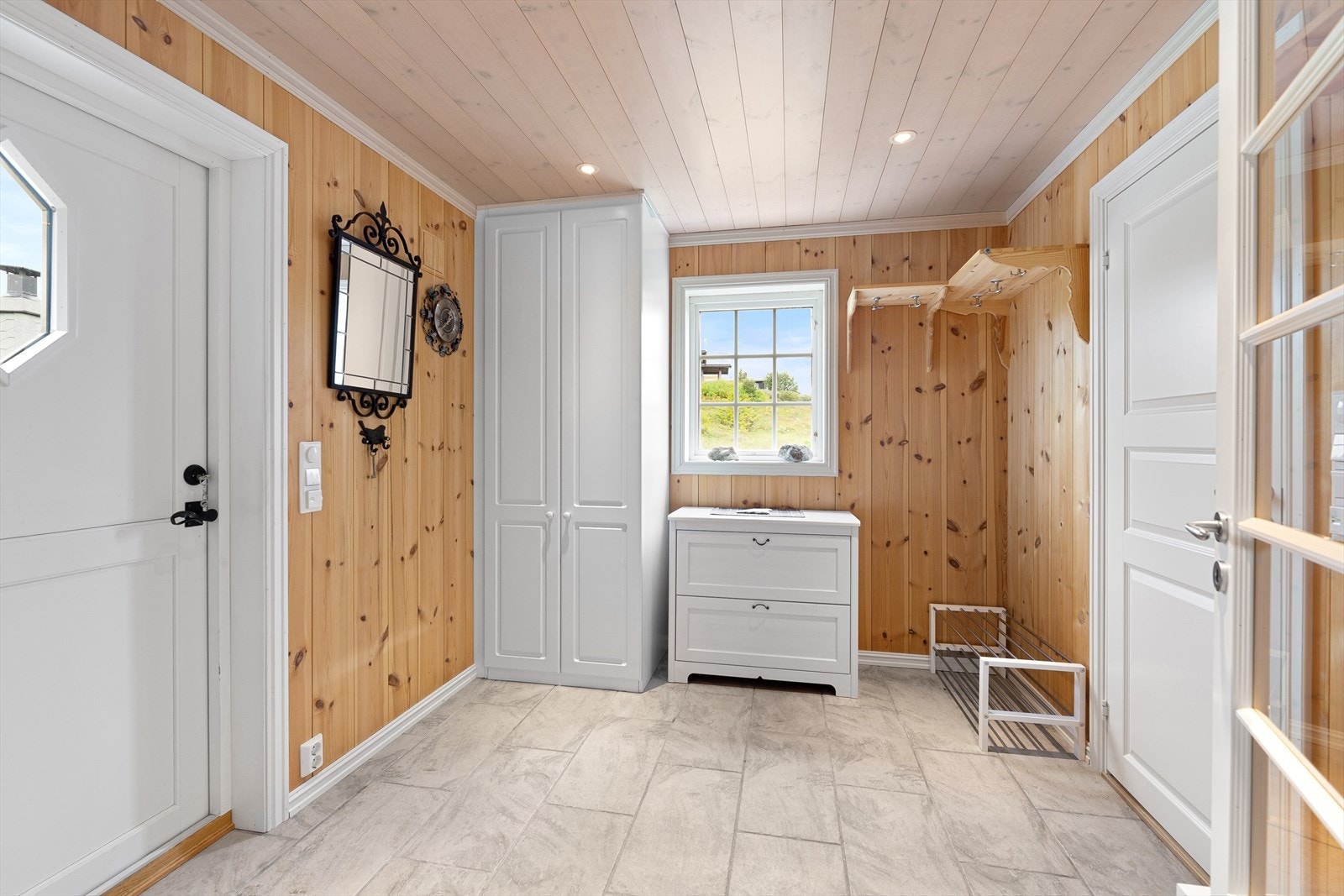 Stor og romslig gang med plass for skap og oppbevaring. Galleribilde