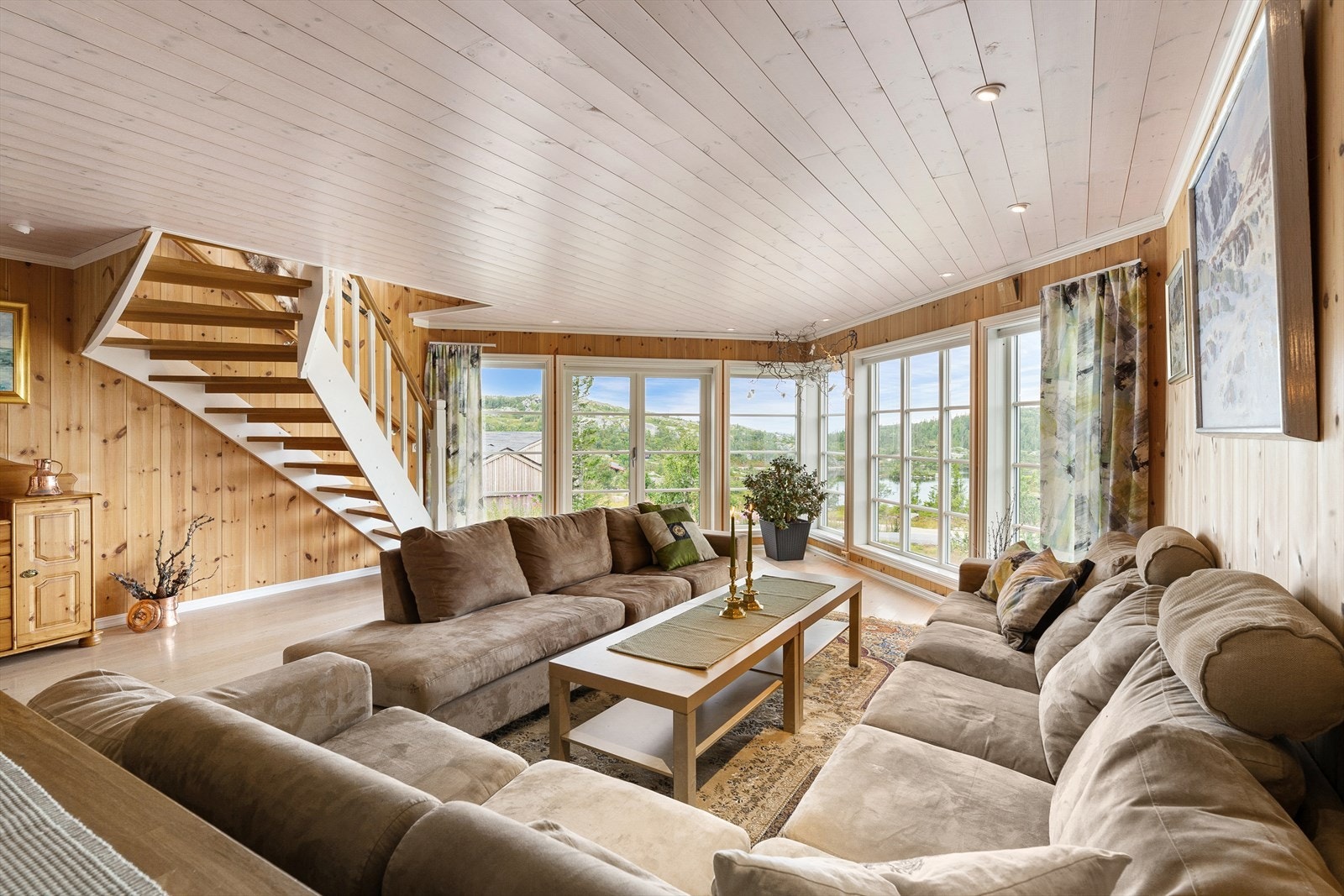 Stor og romslig stue med god plass for stuemøblement og spisestue. Galleribilde