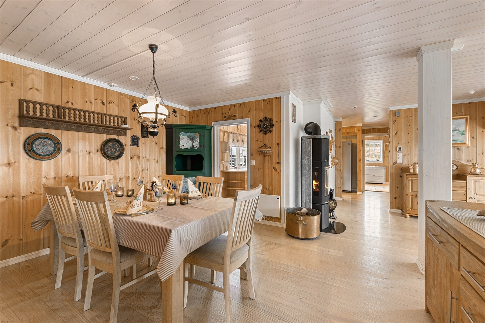 Spisedel med enkel inngang til kjøkken. Galleribilde