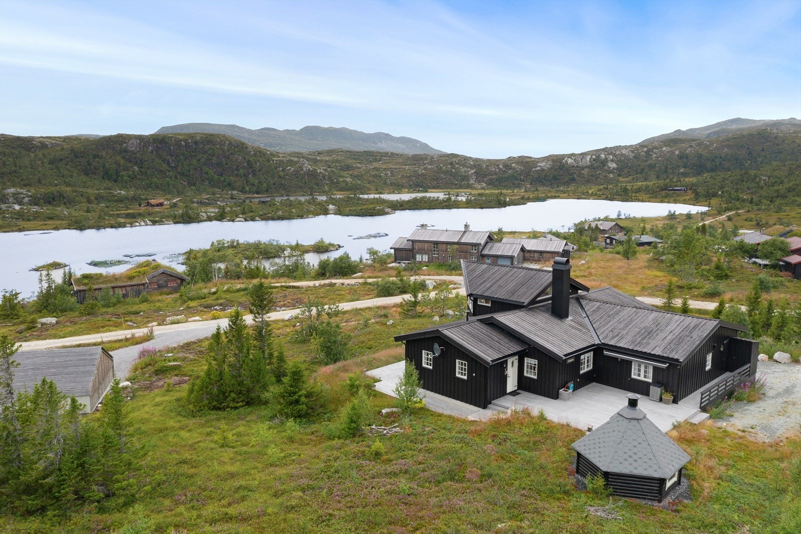 Hytta ligger fantastisk til i ca. 970 m.o.h med flott utsikt til fjellområdet og Istjenn - lang solgang fra morgen til kveld. Galleribilde