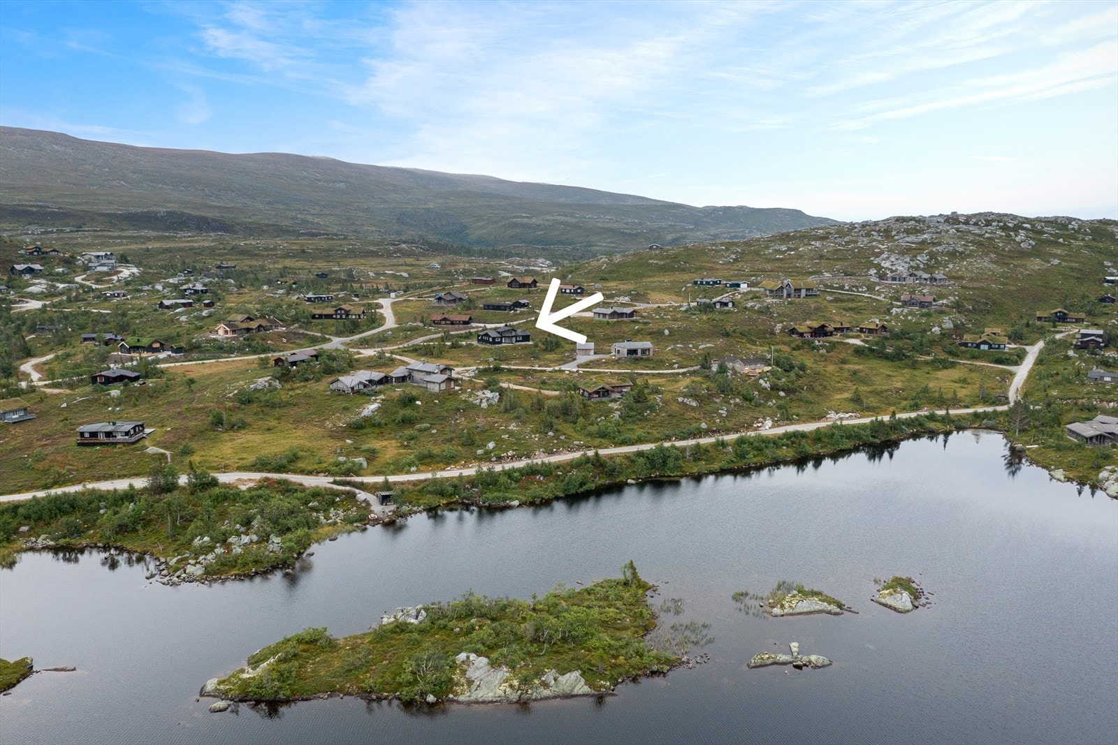 Istjenn er det perfekte utgangspunkt for fjellturer sommer som vinter med direkte utgang til snaufjellterreng. Galleribilde