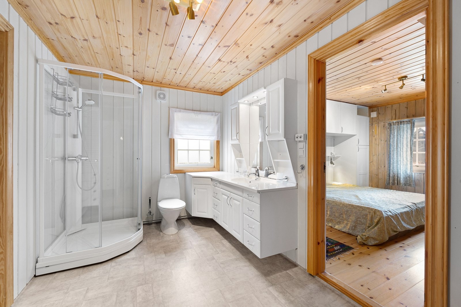 Fra bad 2 er det inngang til det ene soverommet samt til badstue. Galleribilde