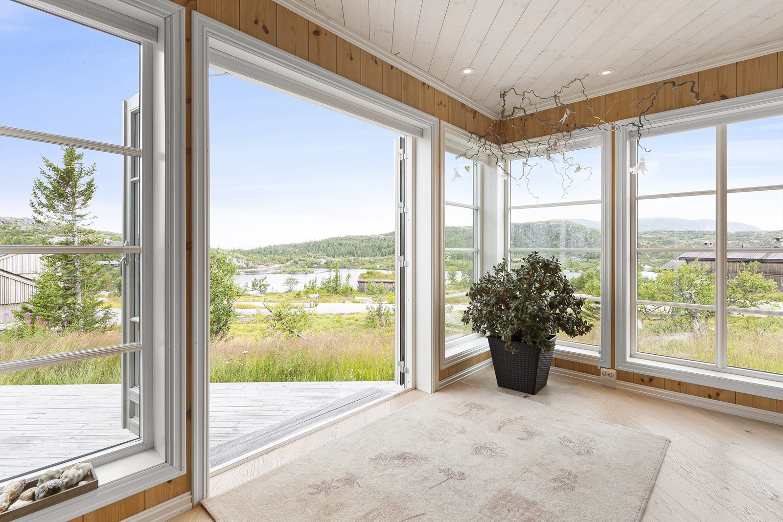 Store vindusflater bringer fjellheimen rett inn! . Galleribilde