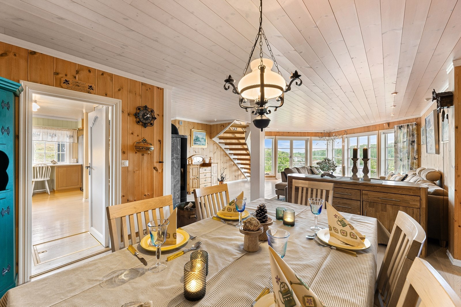 Spisedel med enkel inngang til kjøkken. Galleribilde