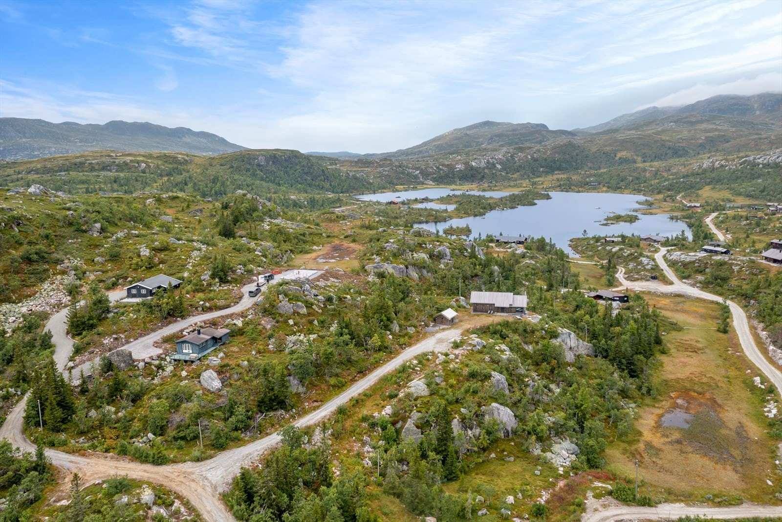 Fantastisk fjellterreng inviterer til flotte naturopplevelser sommer som vinter Galleribilde