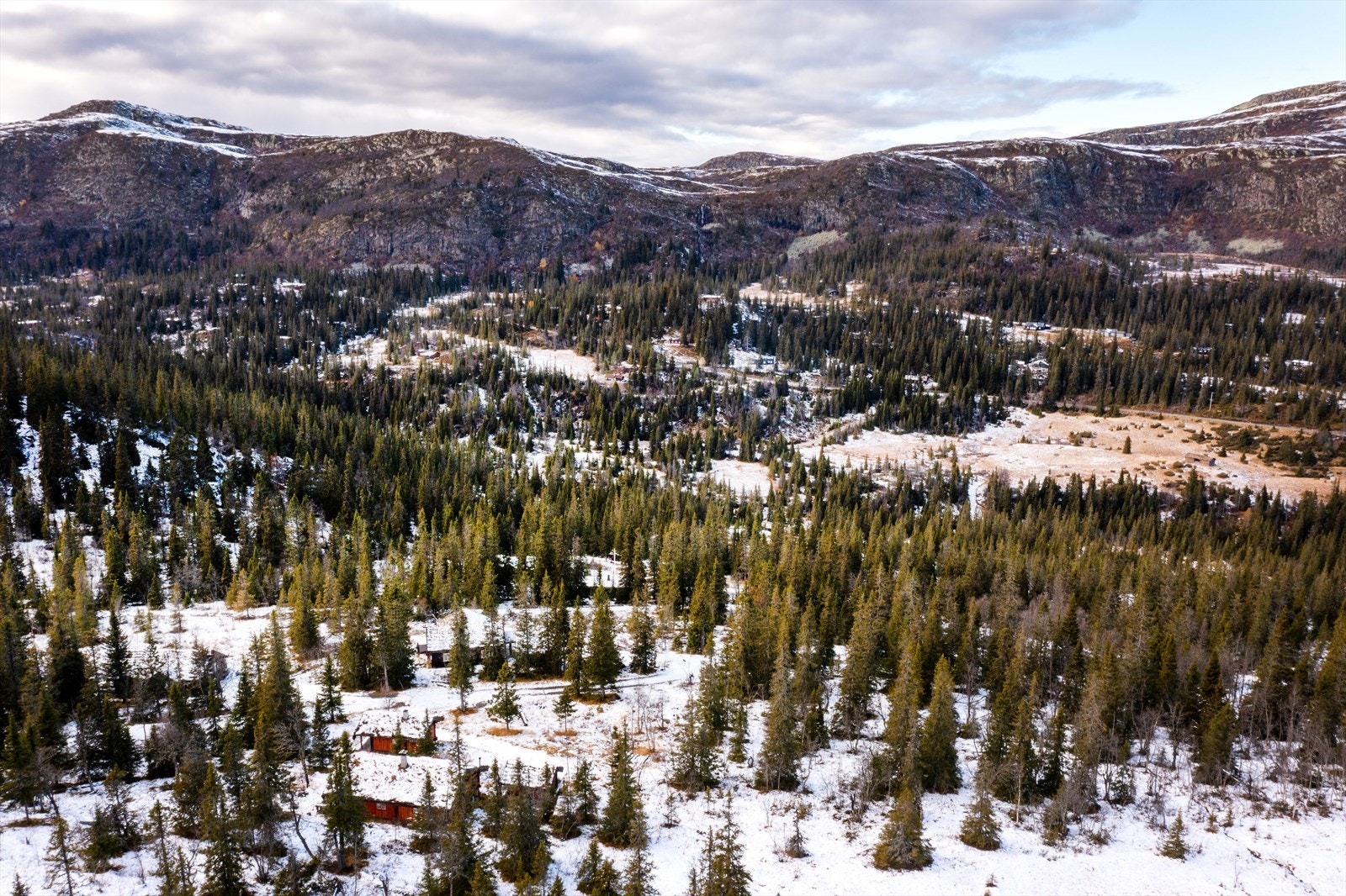 På sommerstid kan området skilte med merkede turstier og topptur til Haglebunatten (1278 moh.) og Seteråsen kan anbefales. Galleribilde