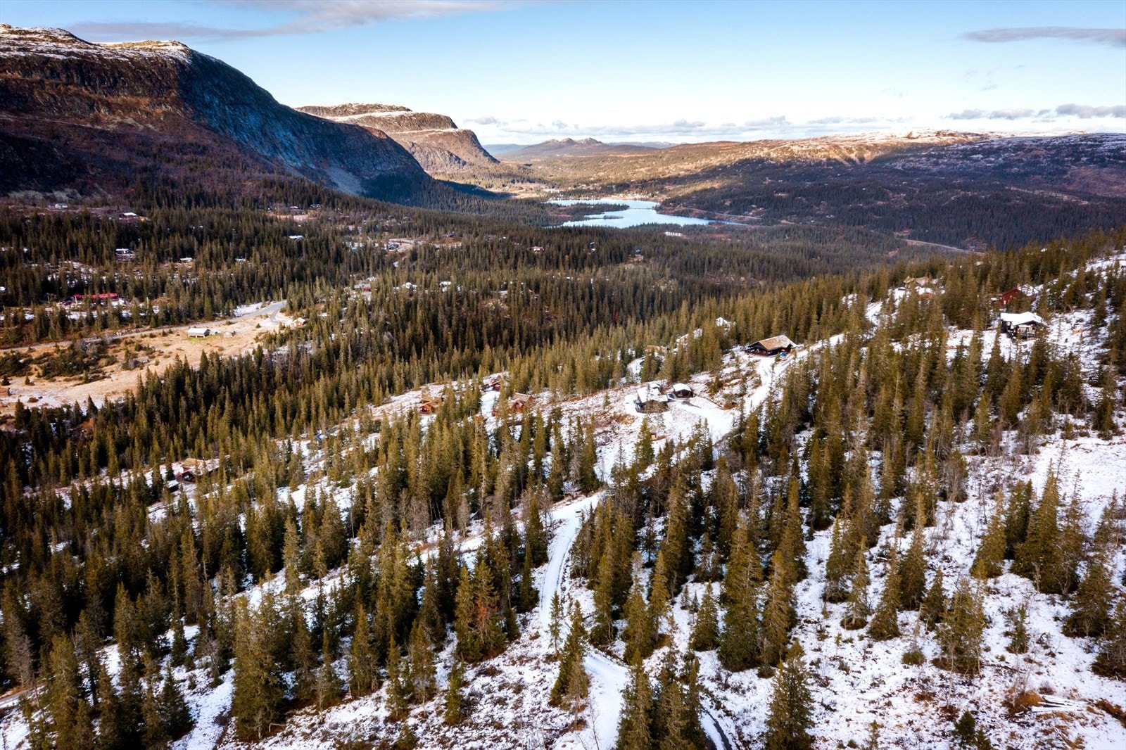 Nærmeste preparerte skiløype ligger kun ca. 150 meter fra tomtegrensen, og det er nærhet til flere varierte turmuligheter både til fots og på sykkel. Galleribilde