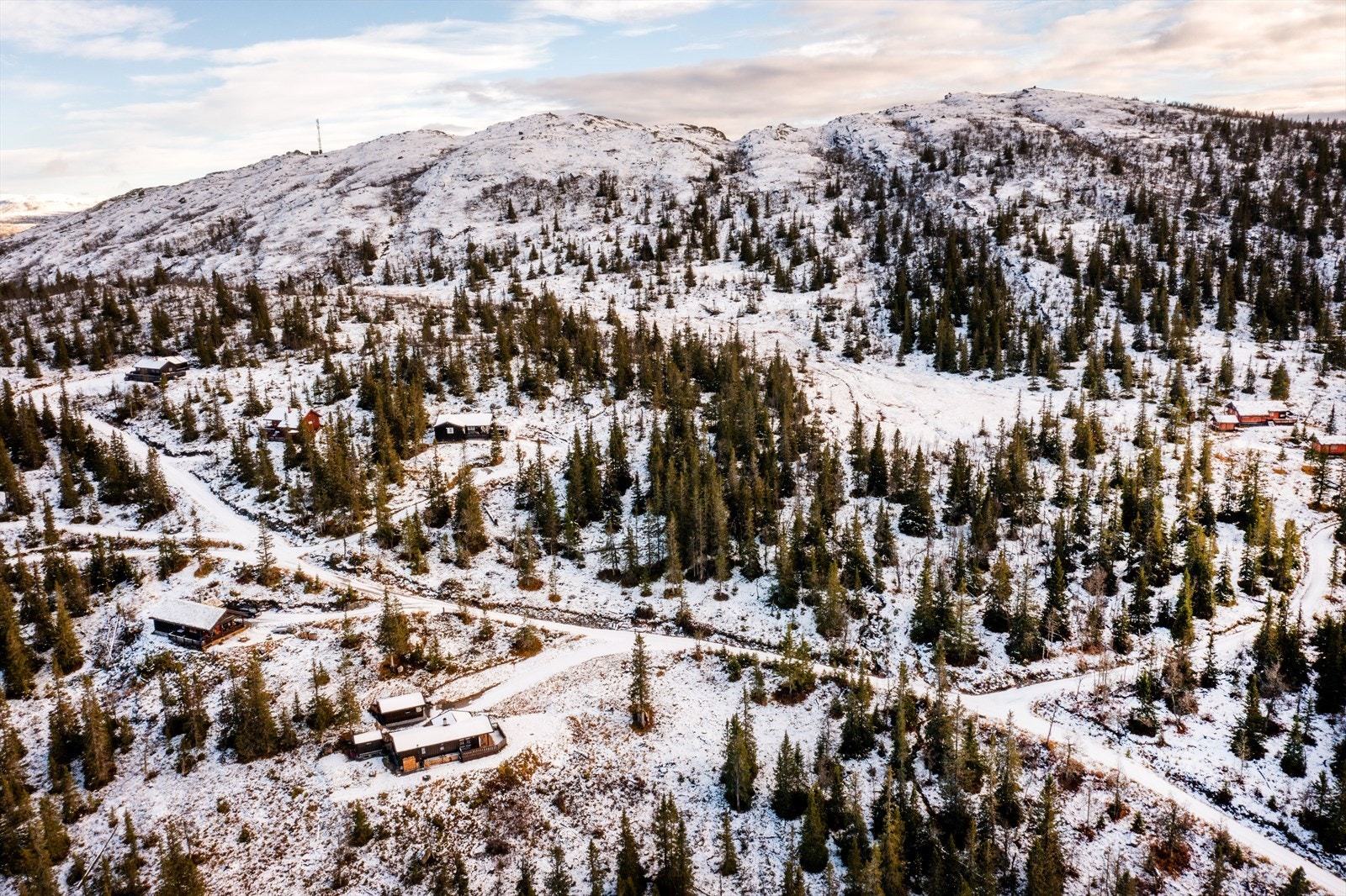 Attraktiv beliggenhet med enkel avstand fra Oslo (Sandvika) på ca. 2 timer, og ca. 1 time og 40 minutter fra Drammen. Galleribilde