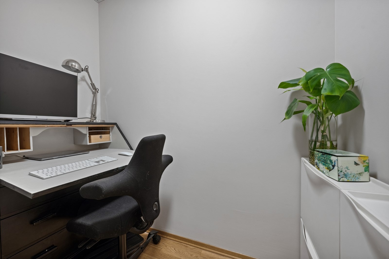 Den innvendige boden er romslig med god plass til oppbevaring. Leiligheten disponerer i tillegg en bod i 1. etasje. Galleribilde