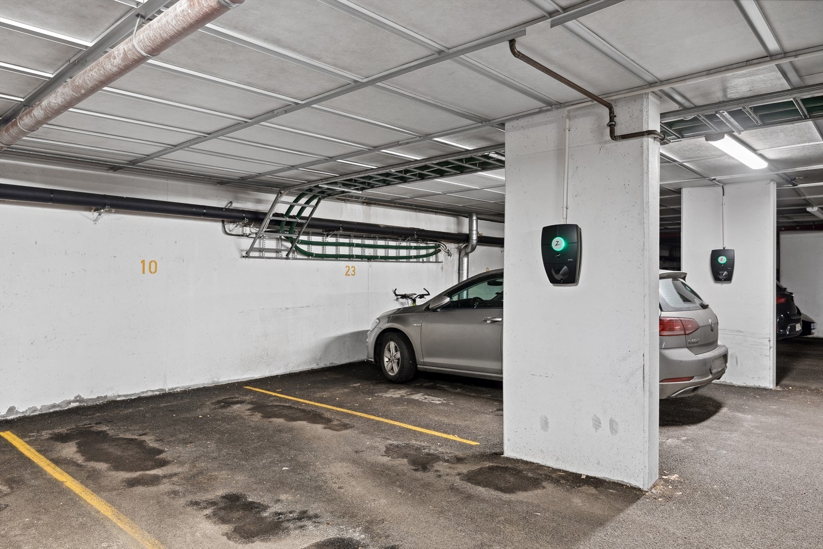 Garasjeplass med lader for elbil i felles garasjeanlegg medfølger. Galleribilde