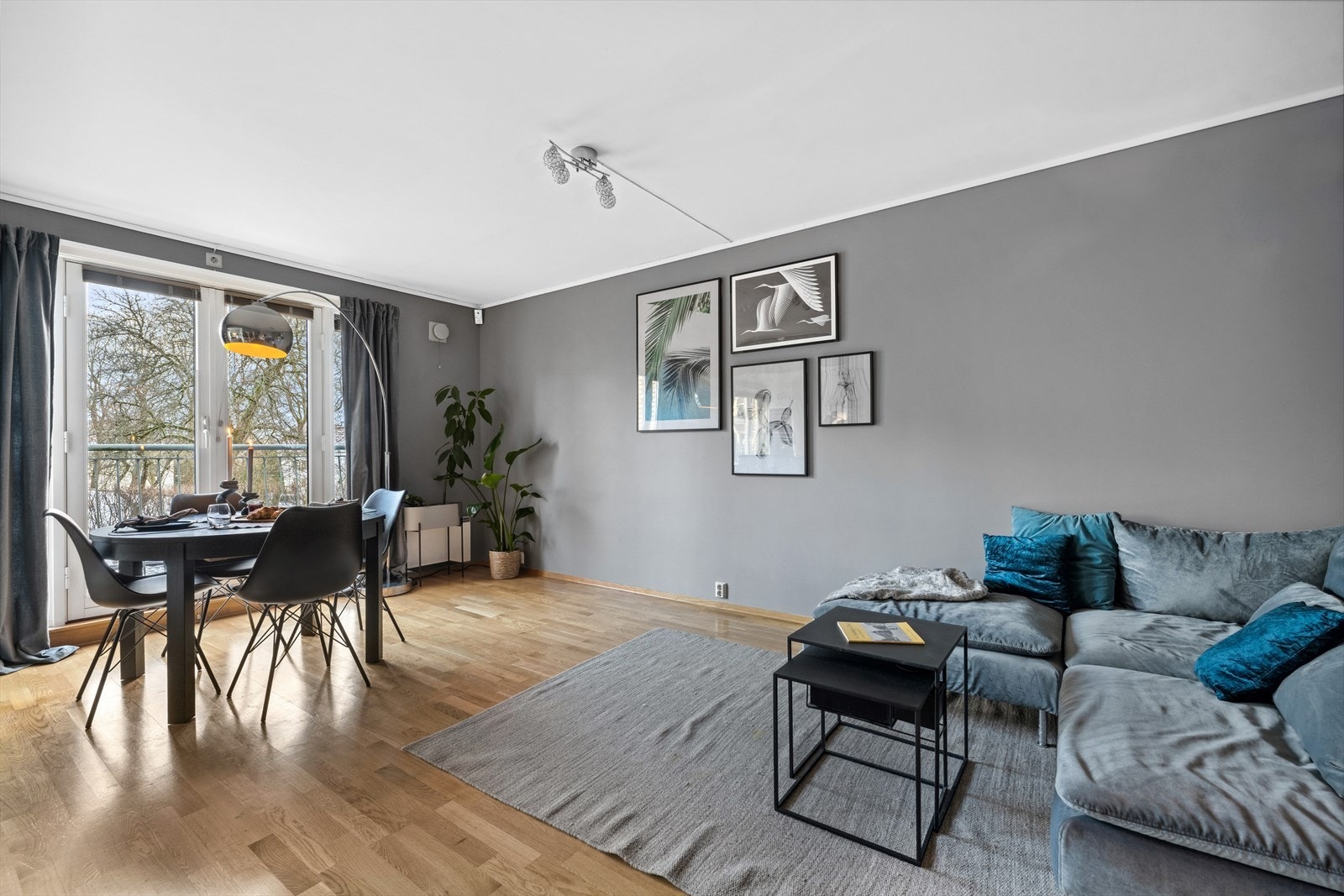 Fra både stuen og kjøkken er det hyggelig, grønt utsyn mot opparbeidet parkareal. Galleribilde