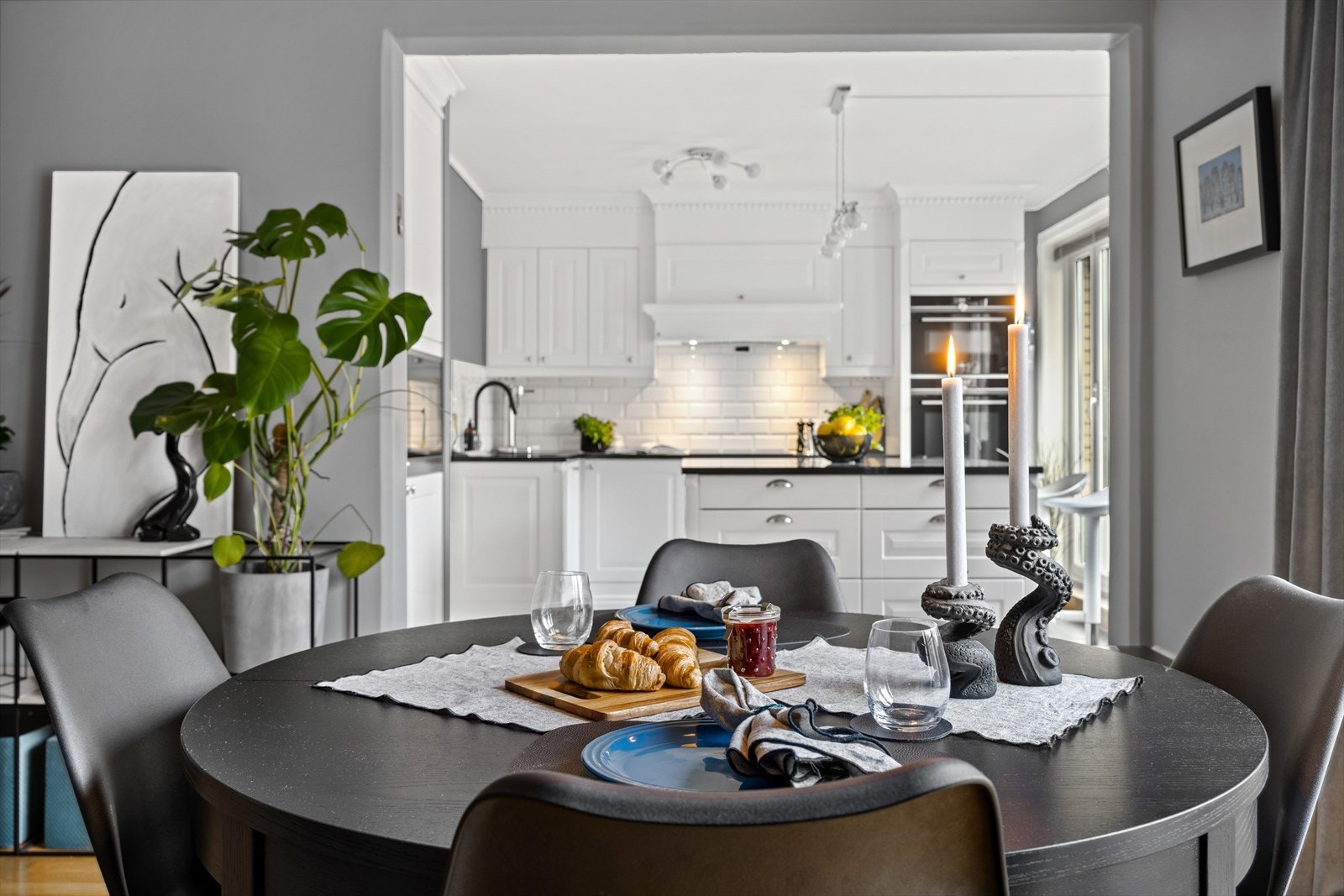 Naturlig plass til spisegruppe mellom stue og kjøkken. Galleribilde