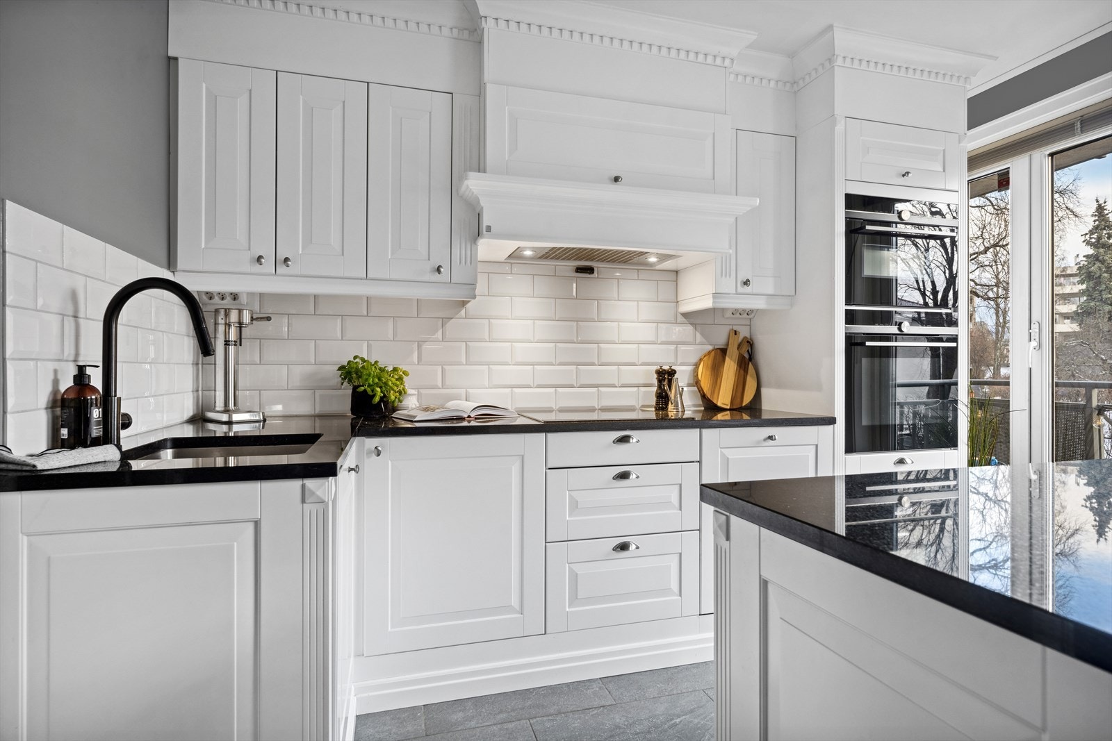 Kjøkkenet er nytt fra 2019, og har profilerte hvite fronter fra Sigdal. På gulvet er det lekre skifergulv med varmekabler. Galleribilde