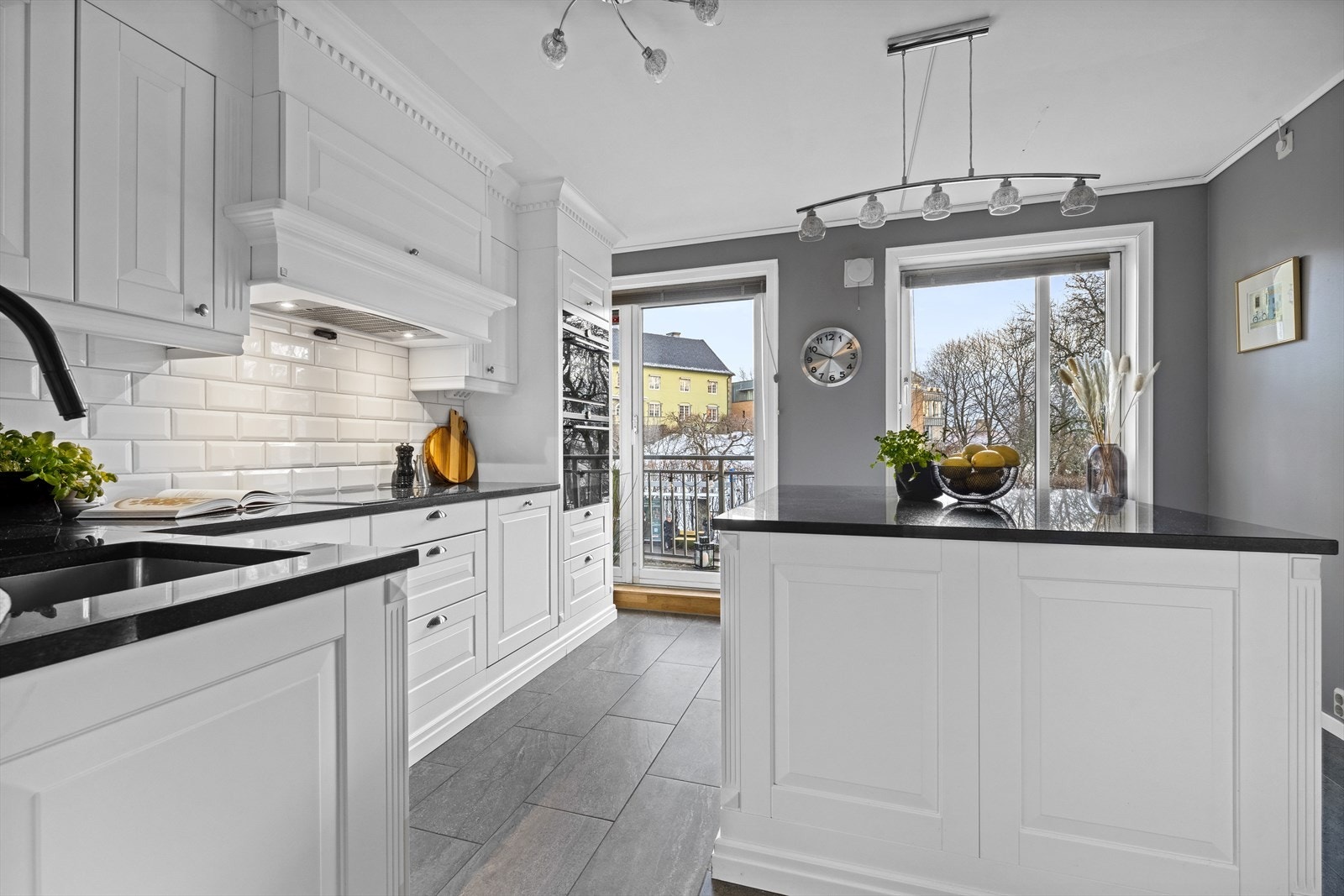 Fra kjøkkenet er det utgang til balkong med morgensol og hyggelig utsyn mot grønn park. Galleribilde