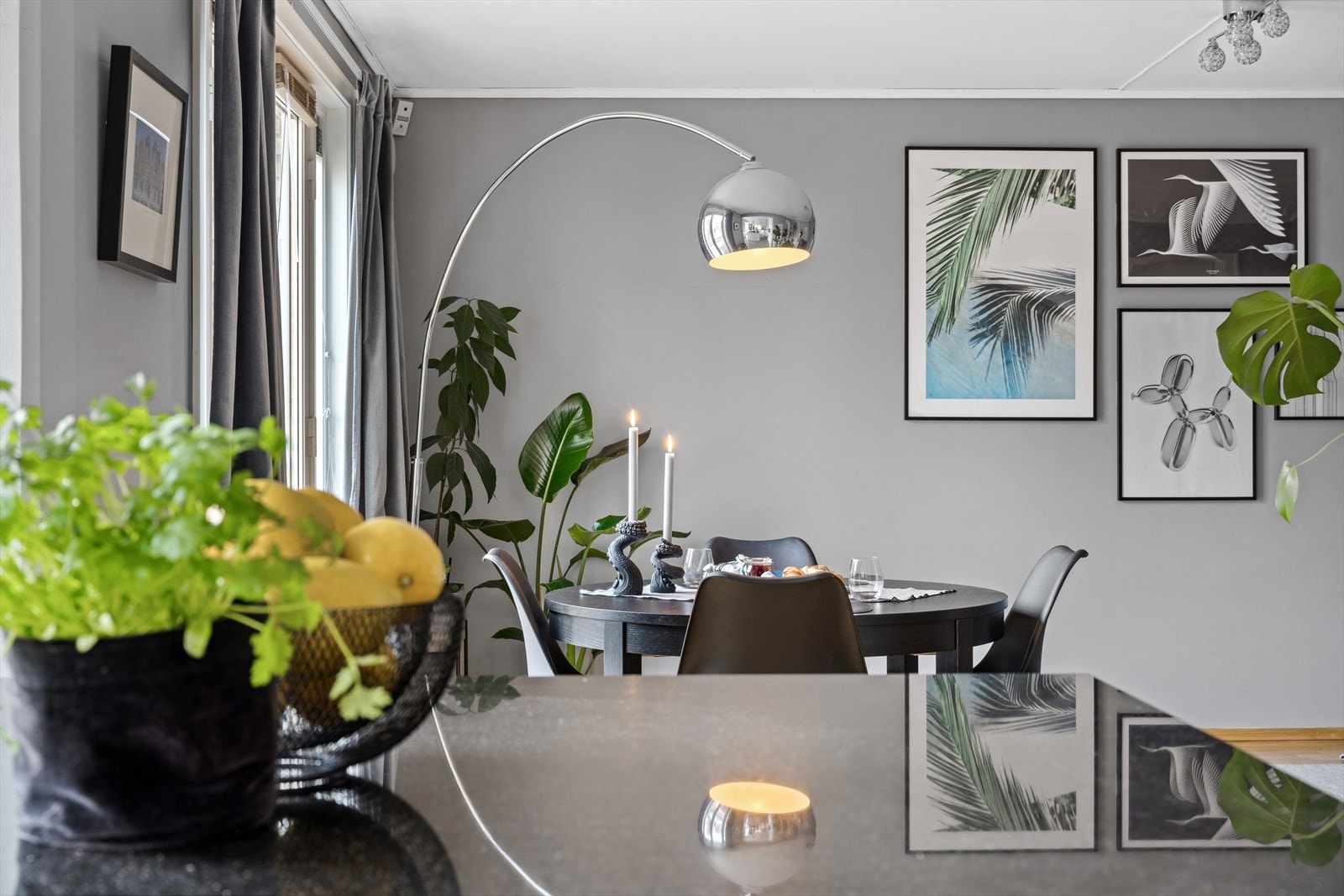 Bygget er fra 2001 med heis, garasjekjeller og felles takterrasse. Galleribilde