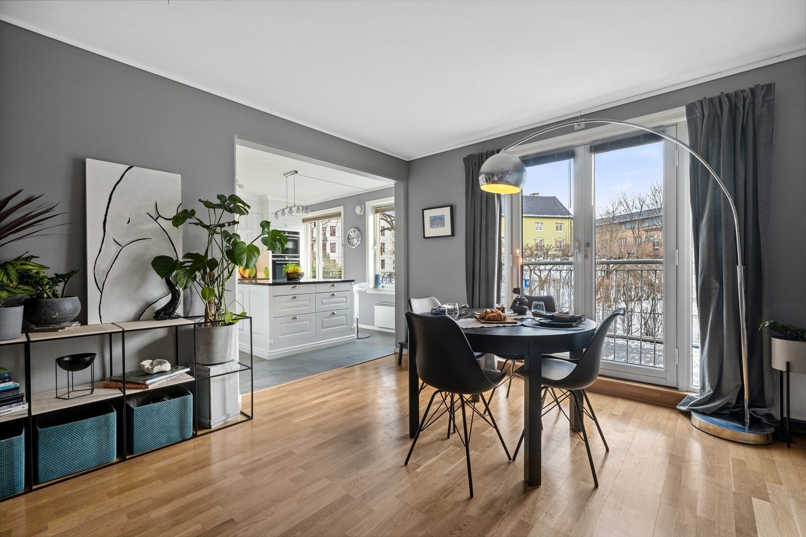 Leilighetens stue er romslig og har utgang til fransk balkong via doble glassdører. Galleribilde