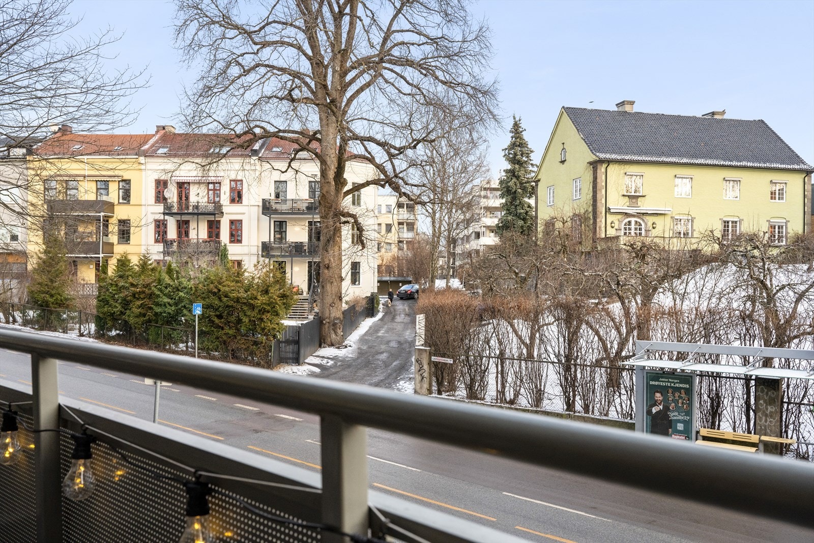 Fra balkongen er det hyggelig utsyn mot opparbeidede parkarealer. Galleribilde