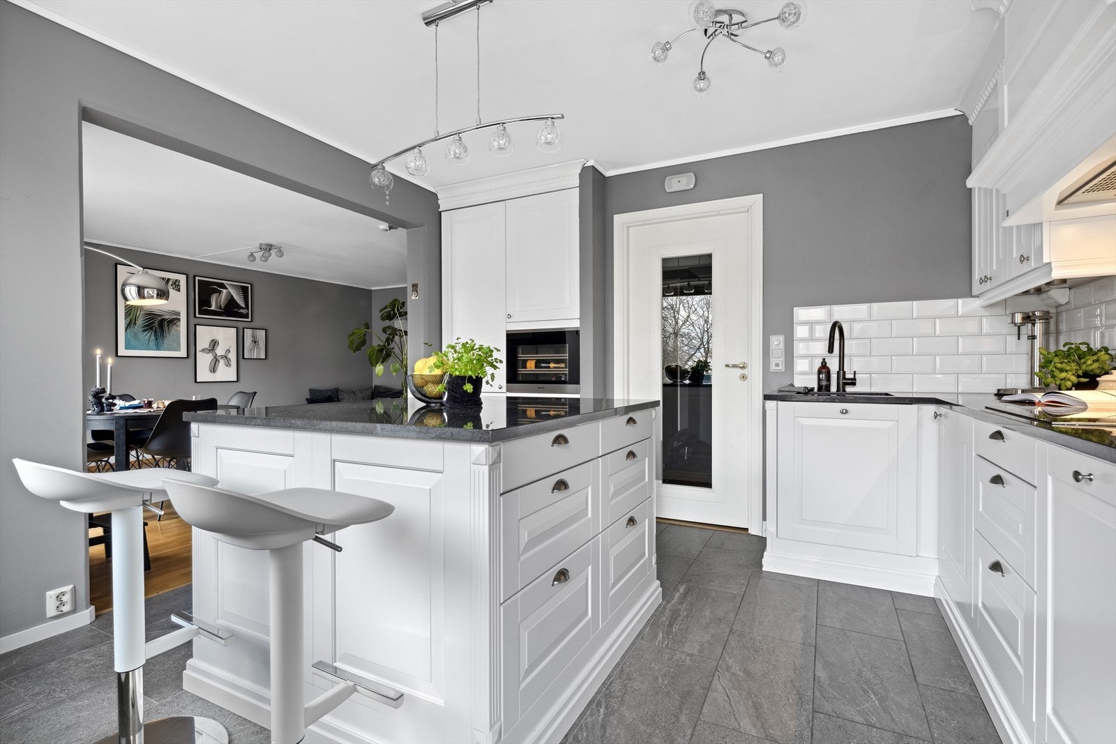 Kjøkkenet er leilighetens "perle" med lekker innredning fra Sigdal. Galleribilde