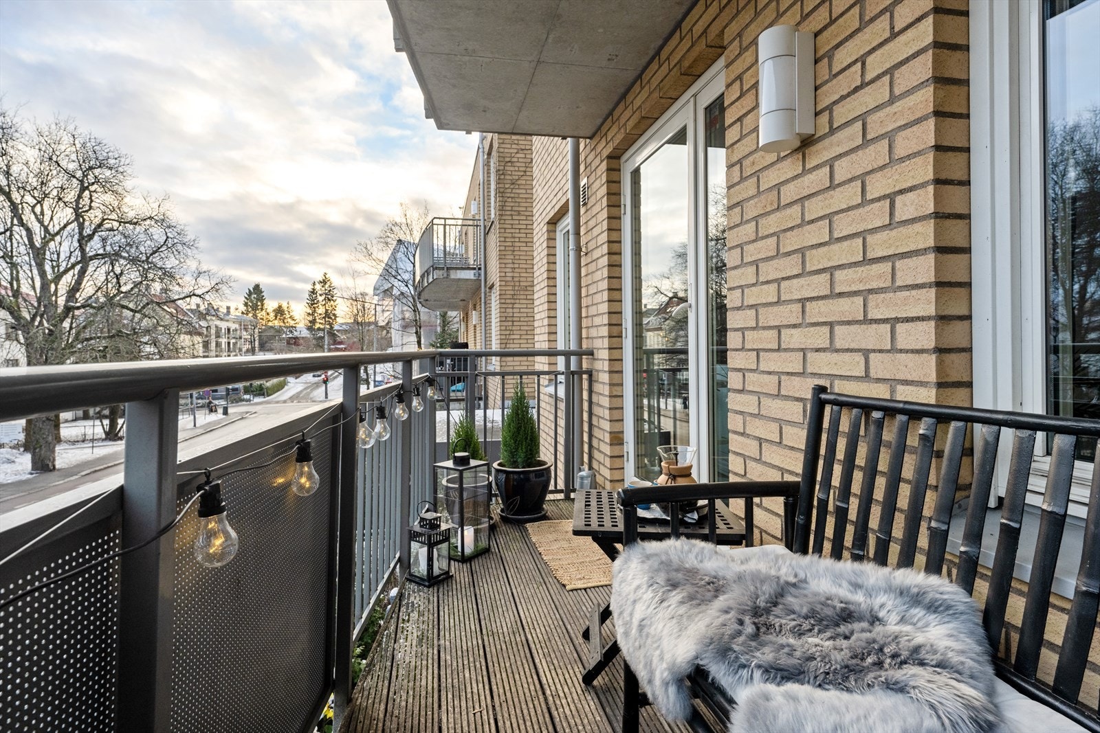 Balkong med plass til utemøbler og grill. Utelys er montert, som skaper en hyggelig stemning på kvelden. Galleribilde