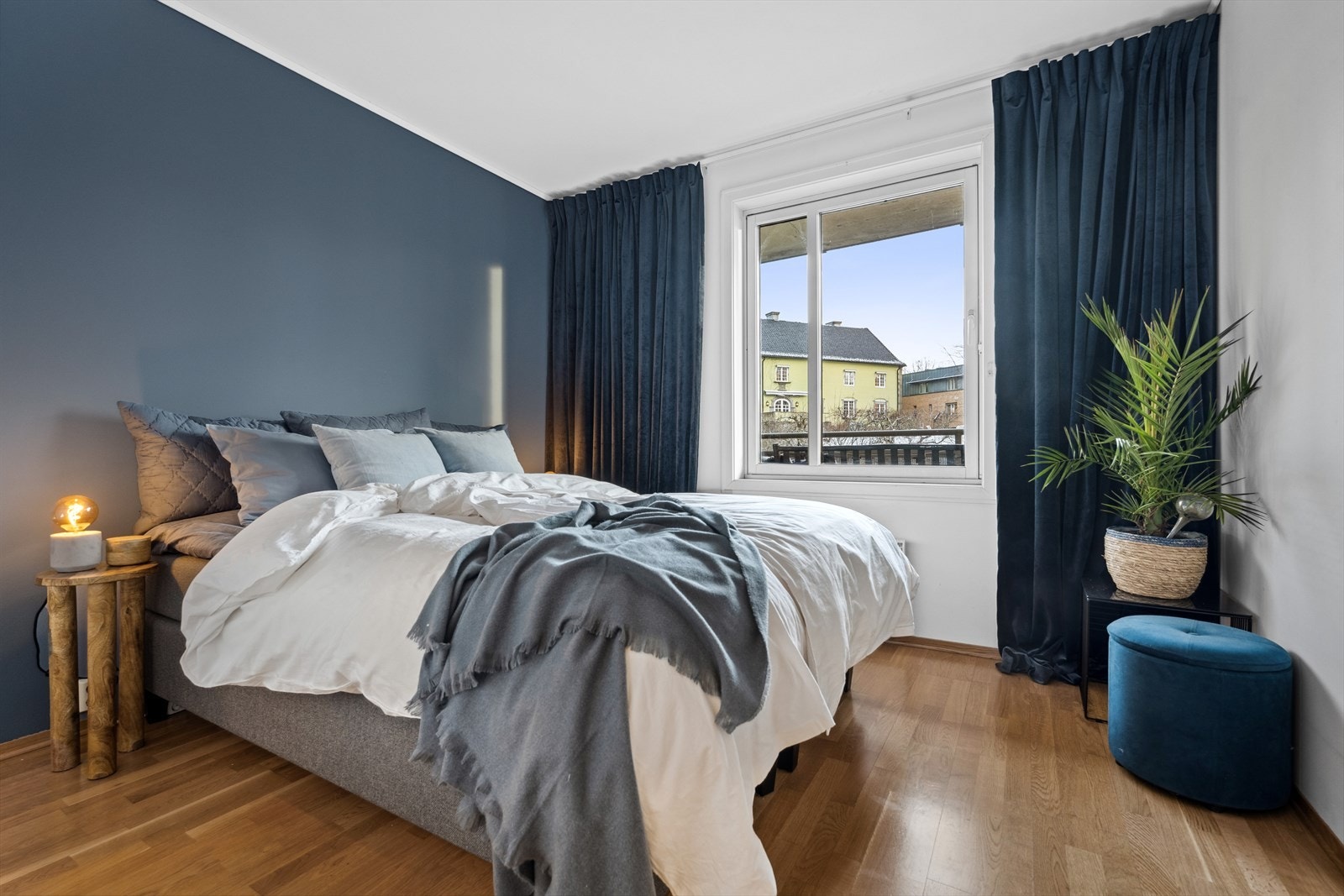 Leilighetens soverom er romslig med god plass til dobbeltseng og nattbord. Galleribilde