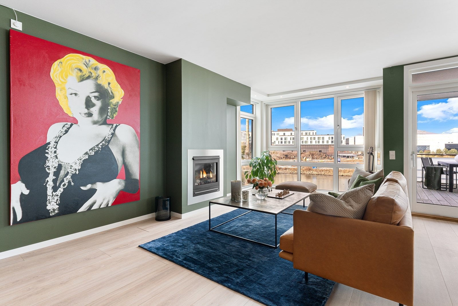 Stuen er av god størrelse og kan naturlig inndeles i soner. Galleribilde