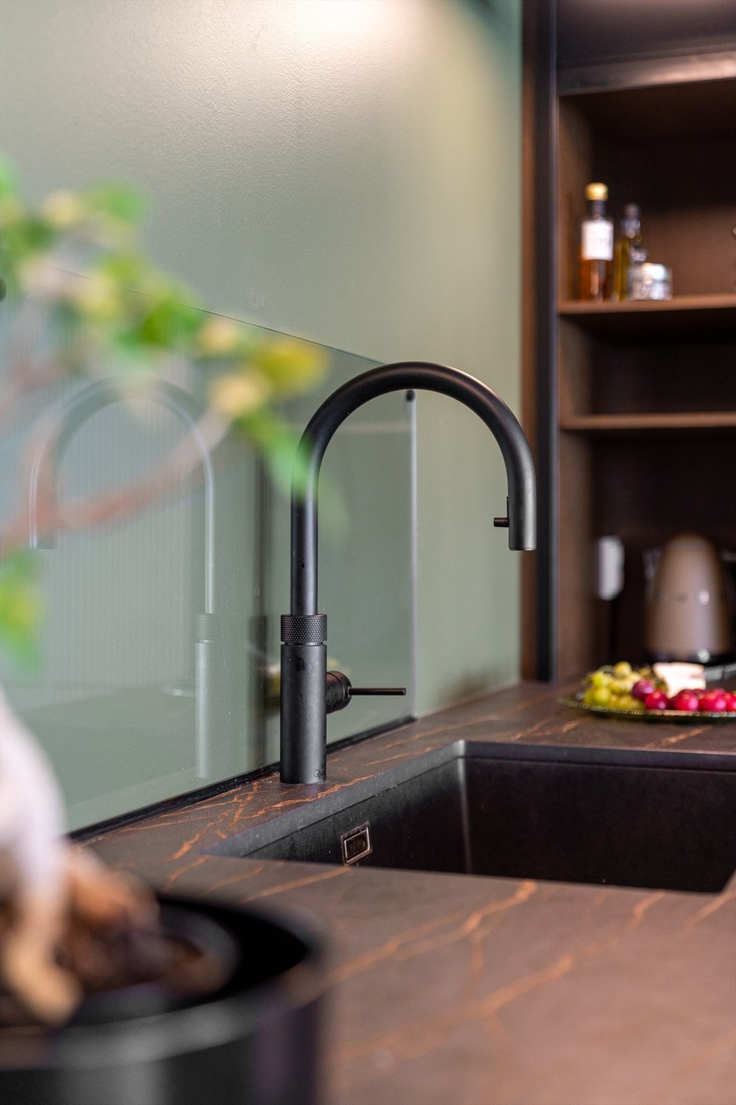 Ett-greps blandebatteri med Quooker i sort utførelse. Galleribilde