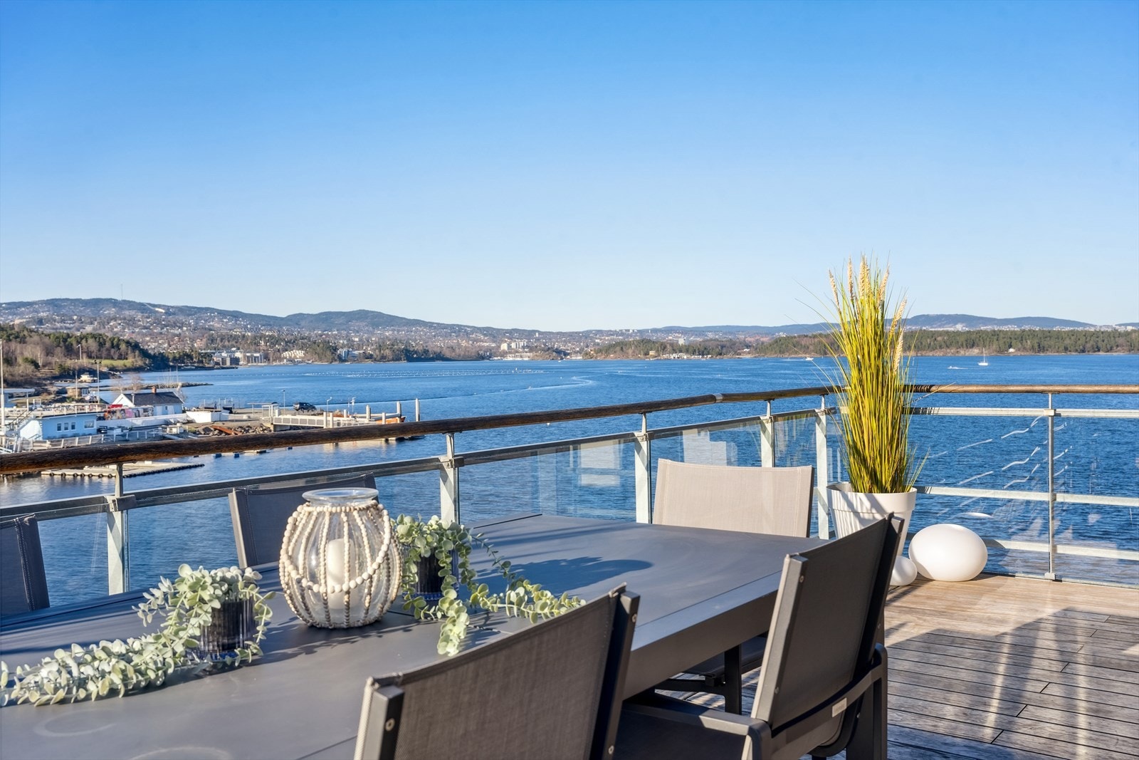 Utsøkt utsikt mot Holmenkollen, Oslo med Oslobukta. Galleribilde