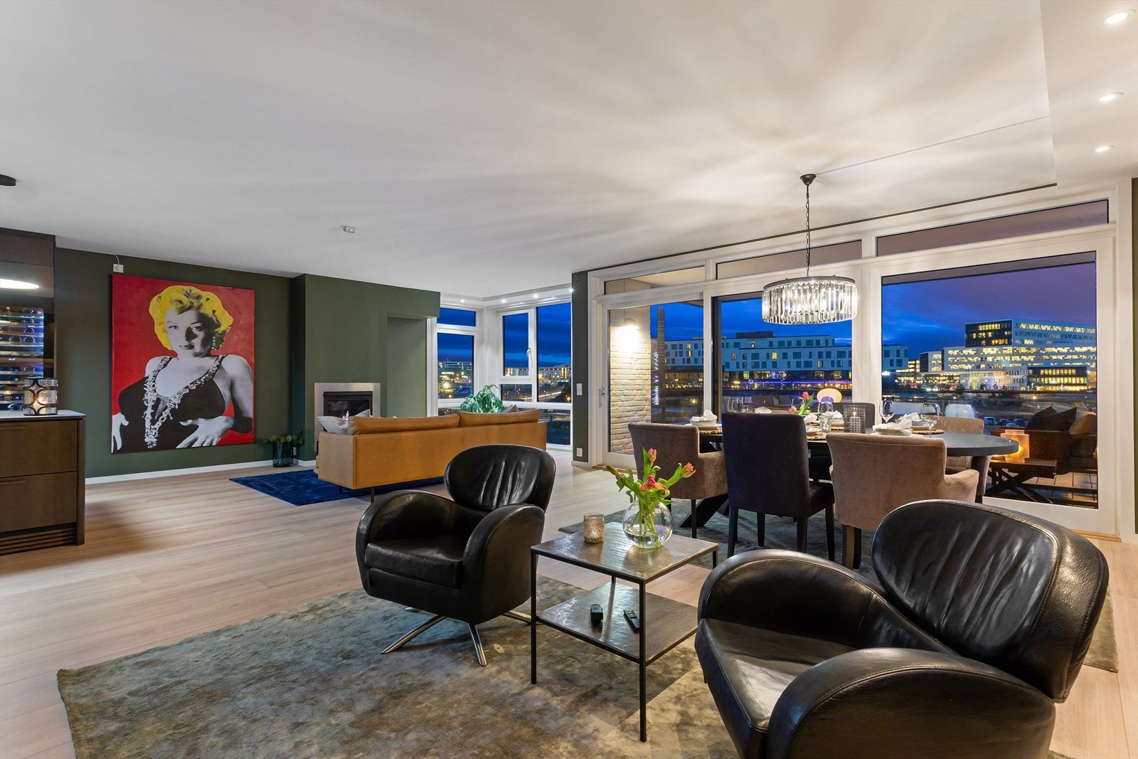 I 2021 ble det lagt nytt gulv i stue/kjøkken. Galleribilde