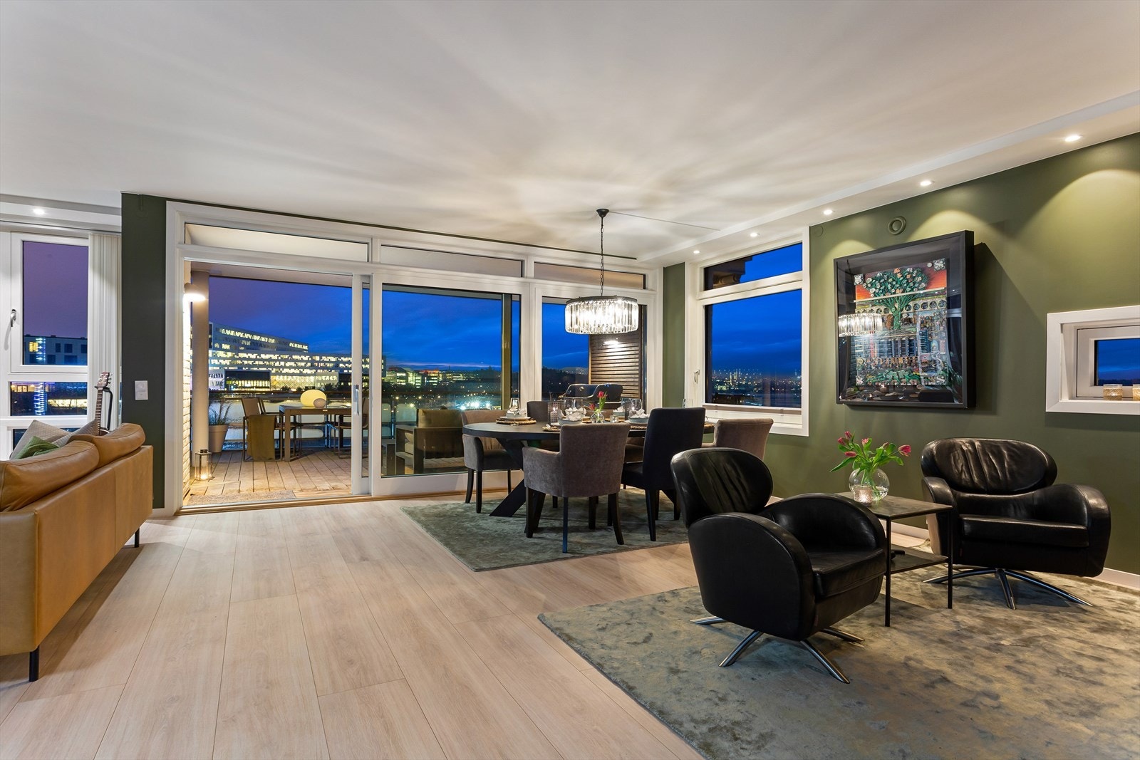 Stuen er malt i en lun og behagelig grønnfarge. Galleribilde