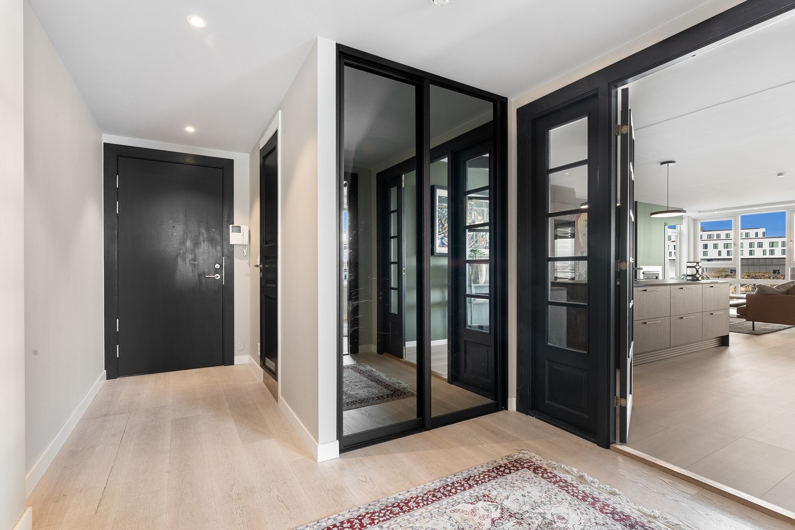 Entré med god plass til å henge fra seg yttertøy og sette fra seg sko. Galleribilde